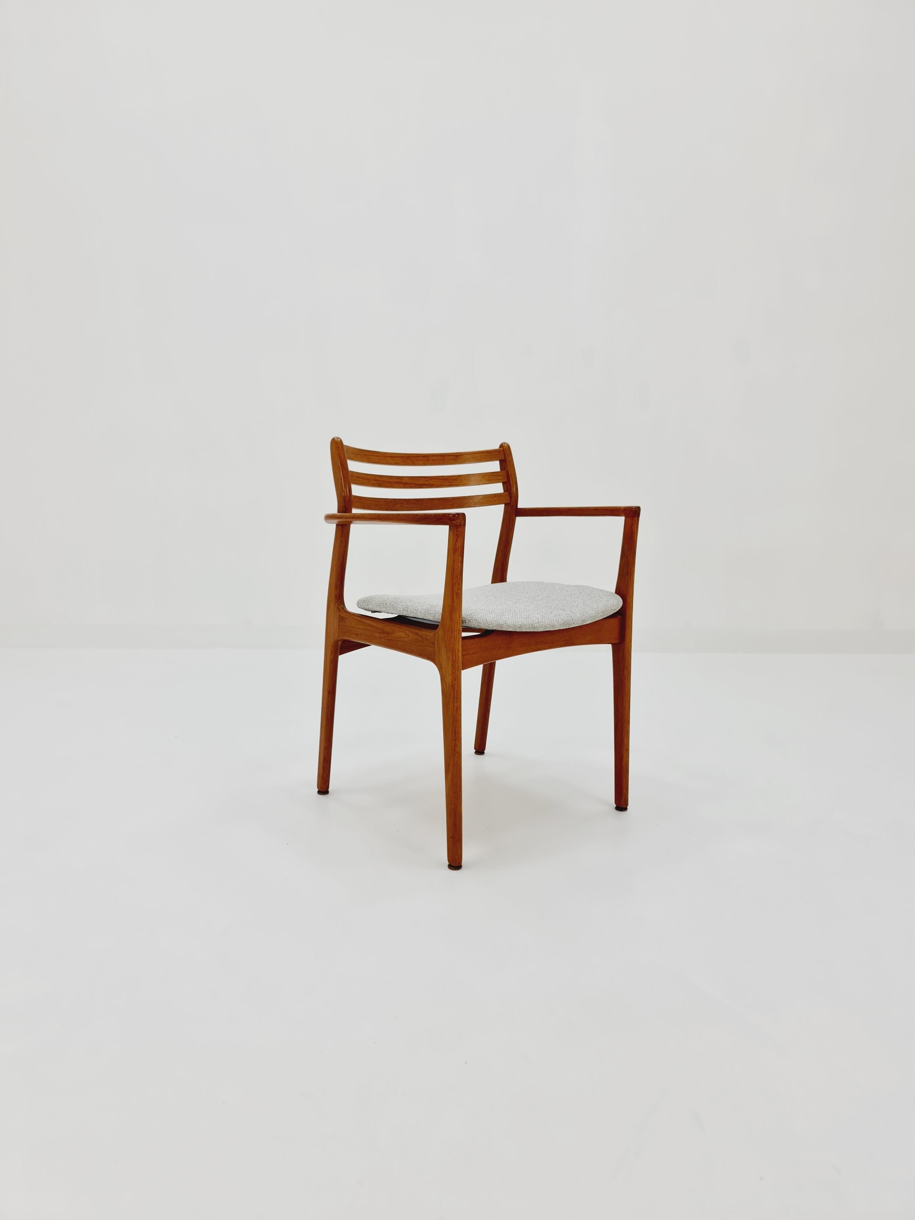Dänisch Seltener Teakholz Sessel von P.E. Jorgensen für Farsø Møbelfabrik,  1960s

Der Stuhl ist in sehr gutem Zustand, aber wie bei allen Vintage-Artikeln sollten einige kleinere Gebrauchsspuren erwartet werden.

Hergestellt in Dänemark in den 60er