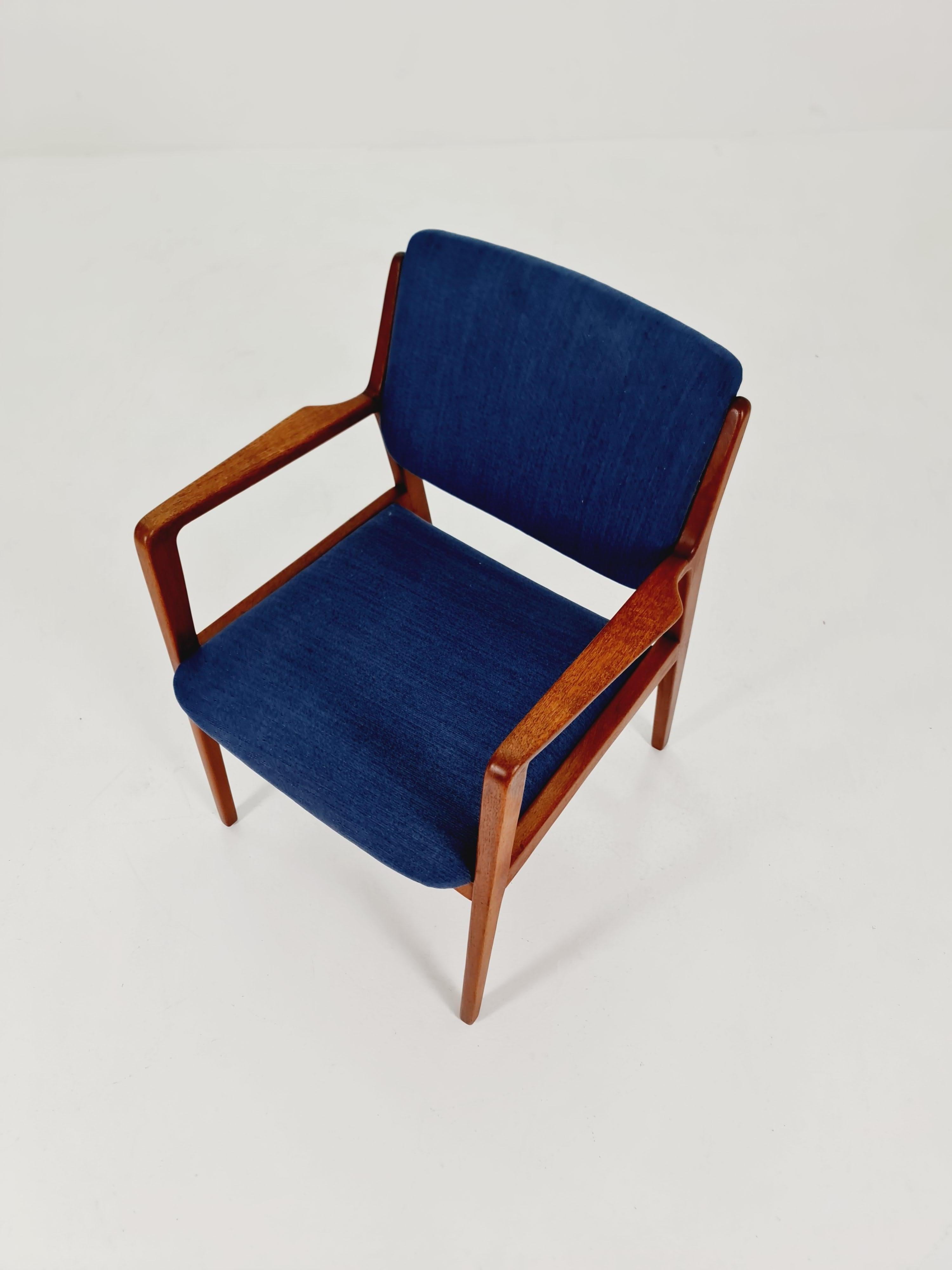 Rare fauteuil danois en teck par Wilkhan  , 1960s

La chaise est en très bon état, cependant, comme avec tous les articles vintage, quelques marques d'usure mineures sont à prévoir.
Sièges rembourrés entièrement restaurés avec du tissu de haute