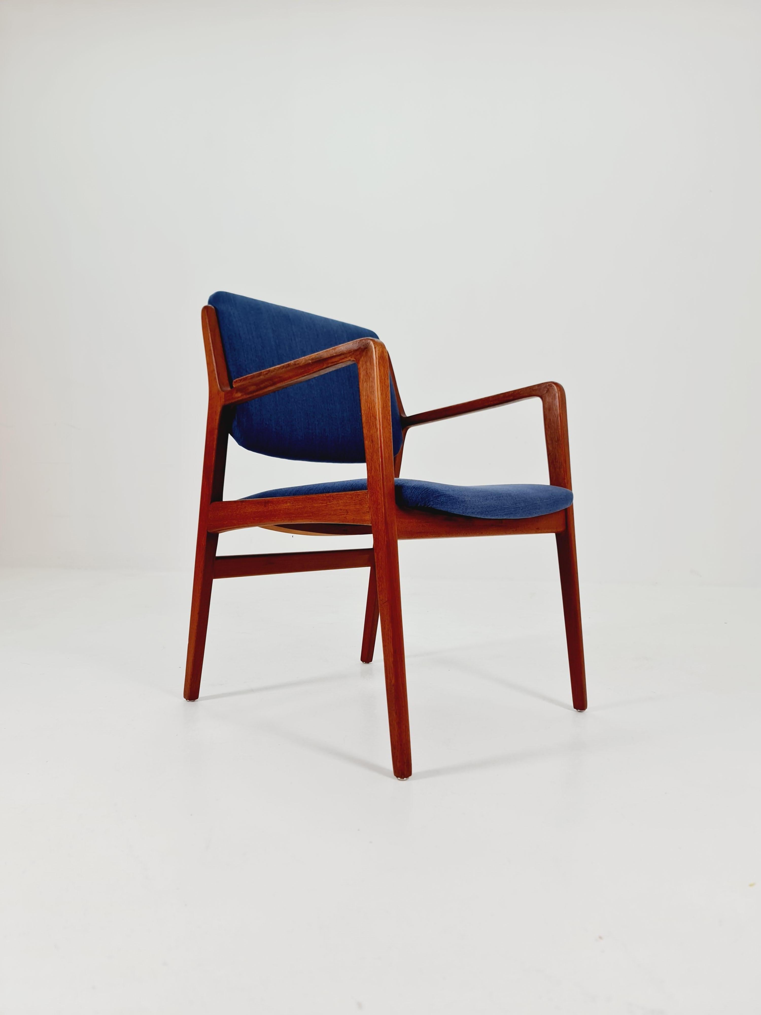 Milieu du XXe siècle Rare fauteuil danois en teck par Wilkhan  , 1960s en vente