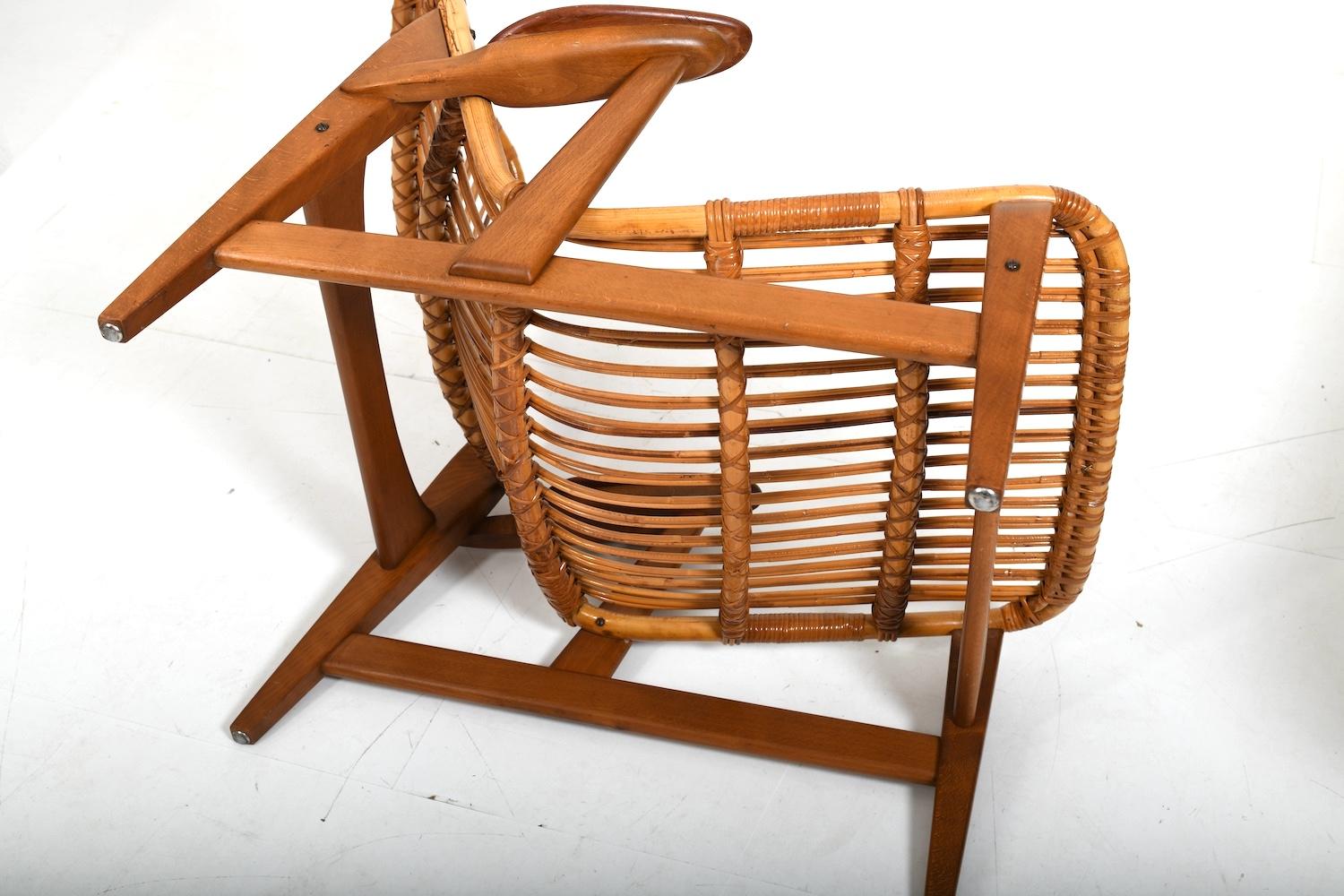 Poltrona danese in rattan con braccioli in teak anni '50. in vendita 3