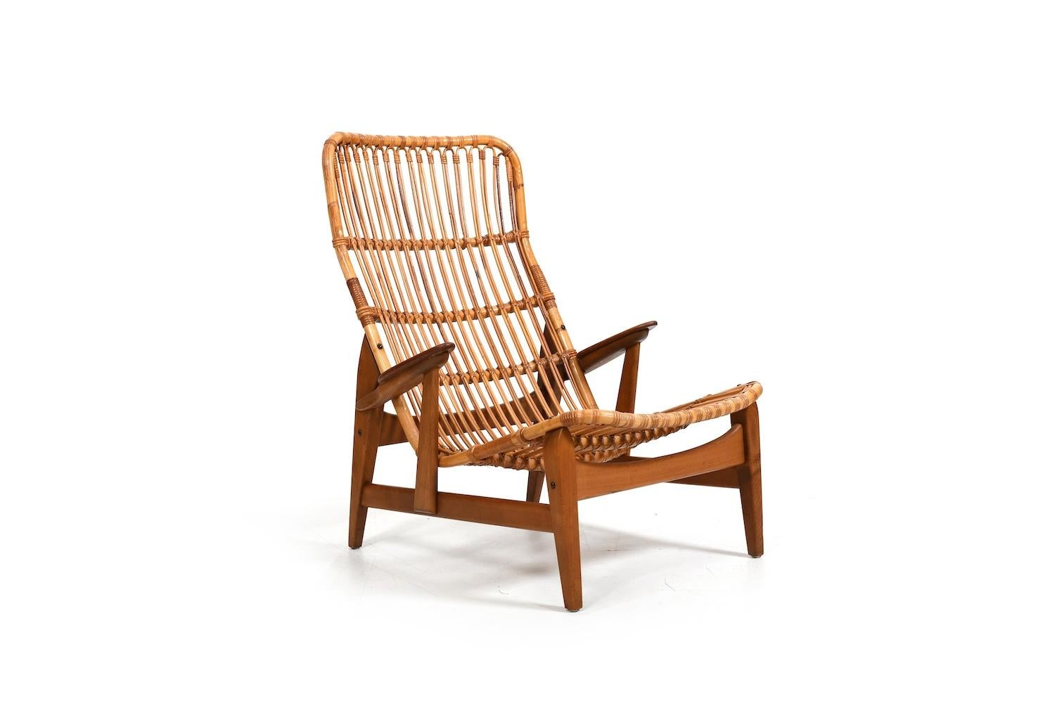 Poltrona danese in rattan degli anni '50. Struttura in legno di faggio e braccioli in teak massiccio. In condizioni originali e intatte.