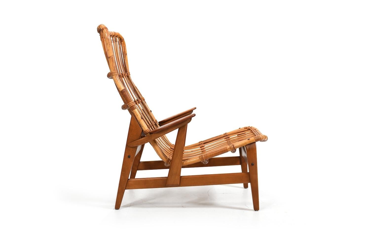 Scandinavo moderno Poltrona danese in rattan con braccioli in teak anni '50. in vendita