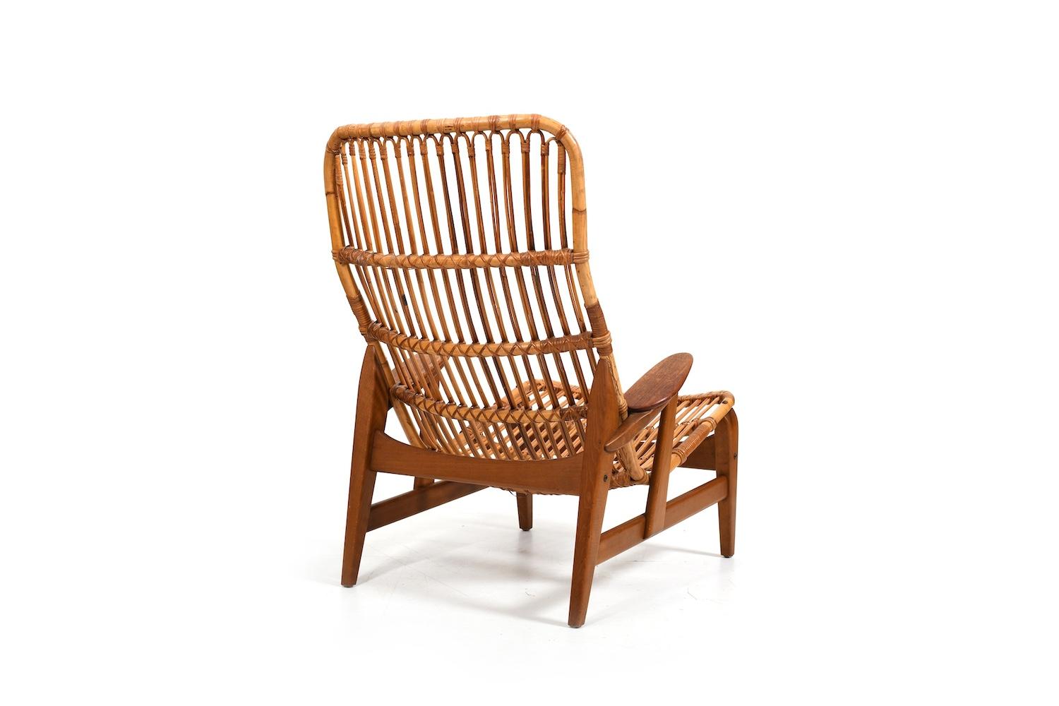 Danese Poltrona danese in rattan con braccioli in teak anni '50. in vendita