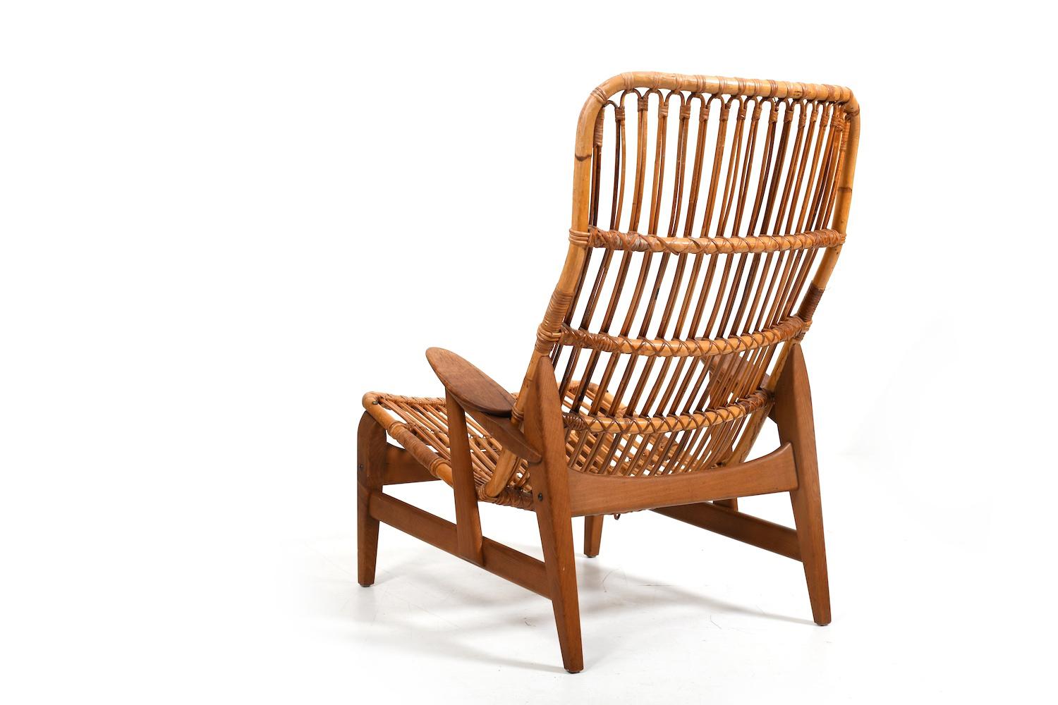 Poltrona danese in rattan con braccioli in teak anni '50. In condizioni buone in vendita a Handewitt, DE