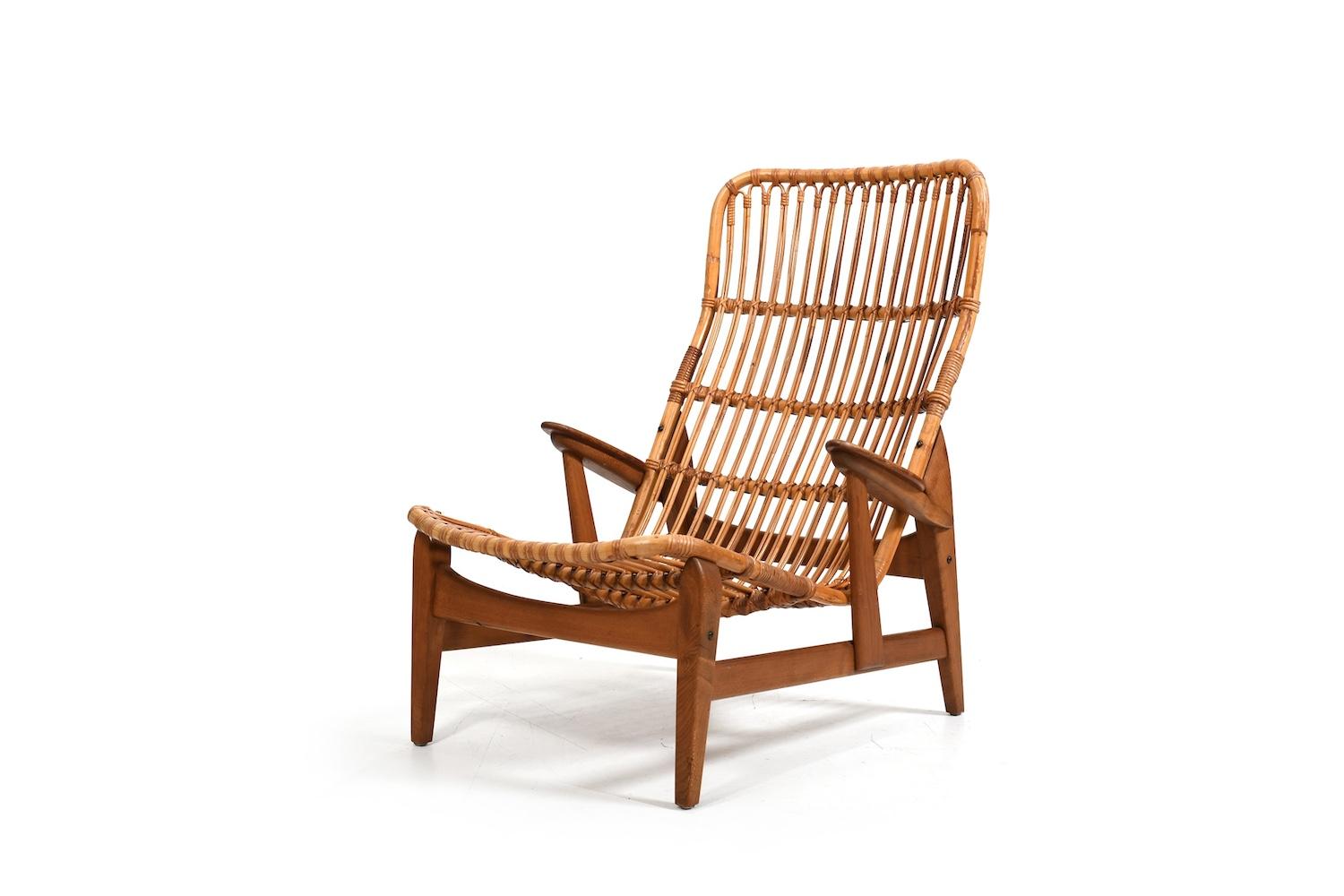 XX secolo Poltrona danese in rattan con braccioli in teak anni '50. in vendita