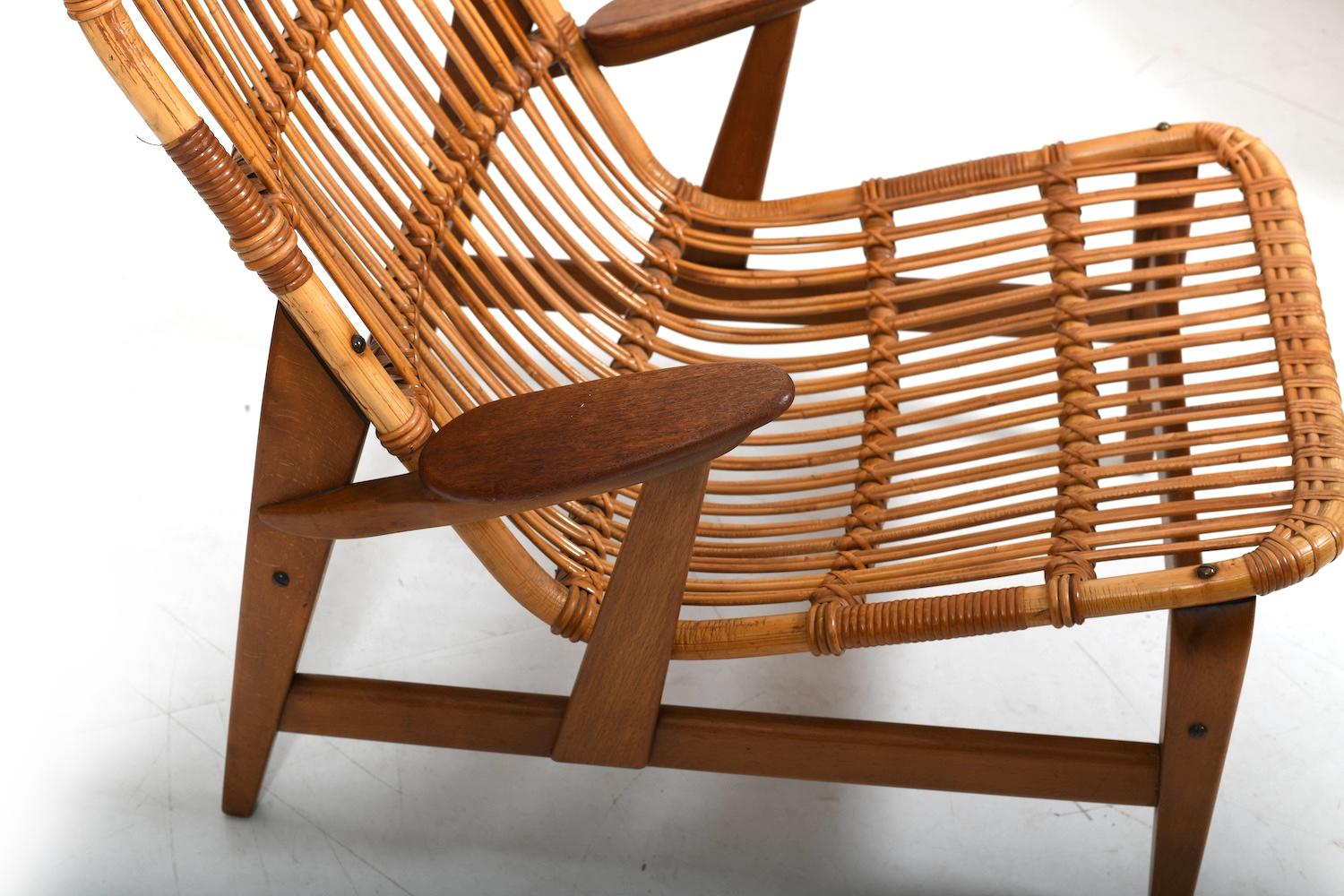 Rattan Poltrona danese in rattan con braccioli in teak anni '50. in vendita
