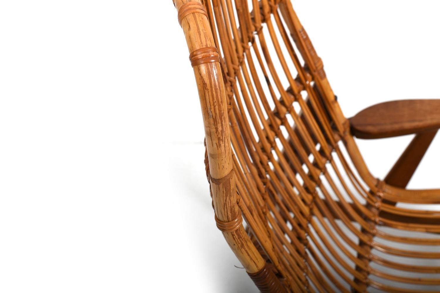 Poltrona danese in rattan con braccioli in teak anni '50. in vendita 1
