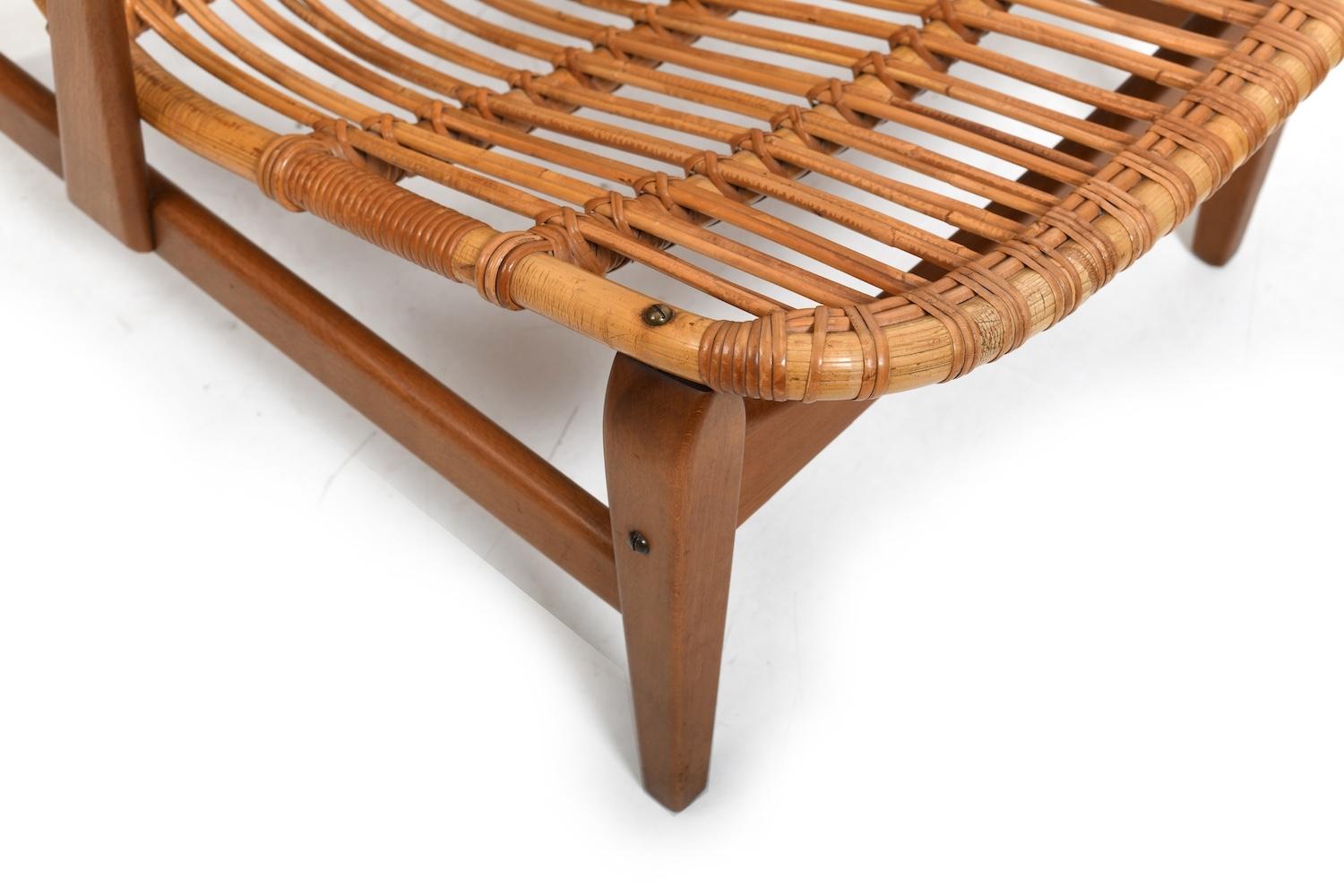 Poltrona danese in rattan con braccioli in teak anni '50. in vendita 2