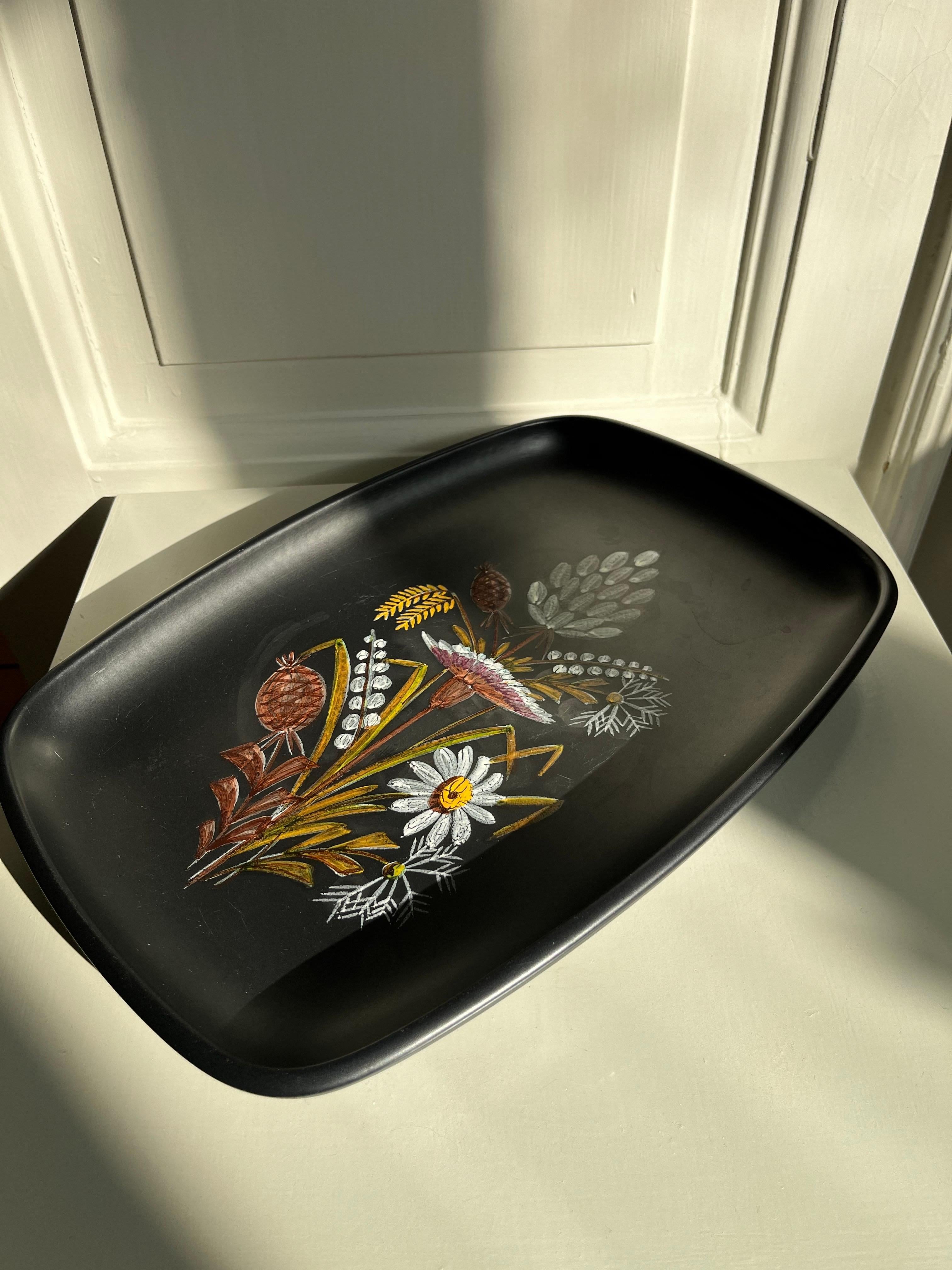Vernissé Plat danois Ravnild du milieu du siècle dernier avec décorations florales, années 1960 en vente