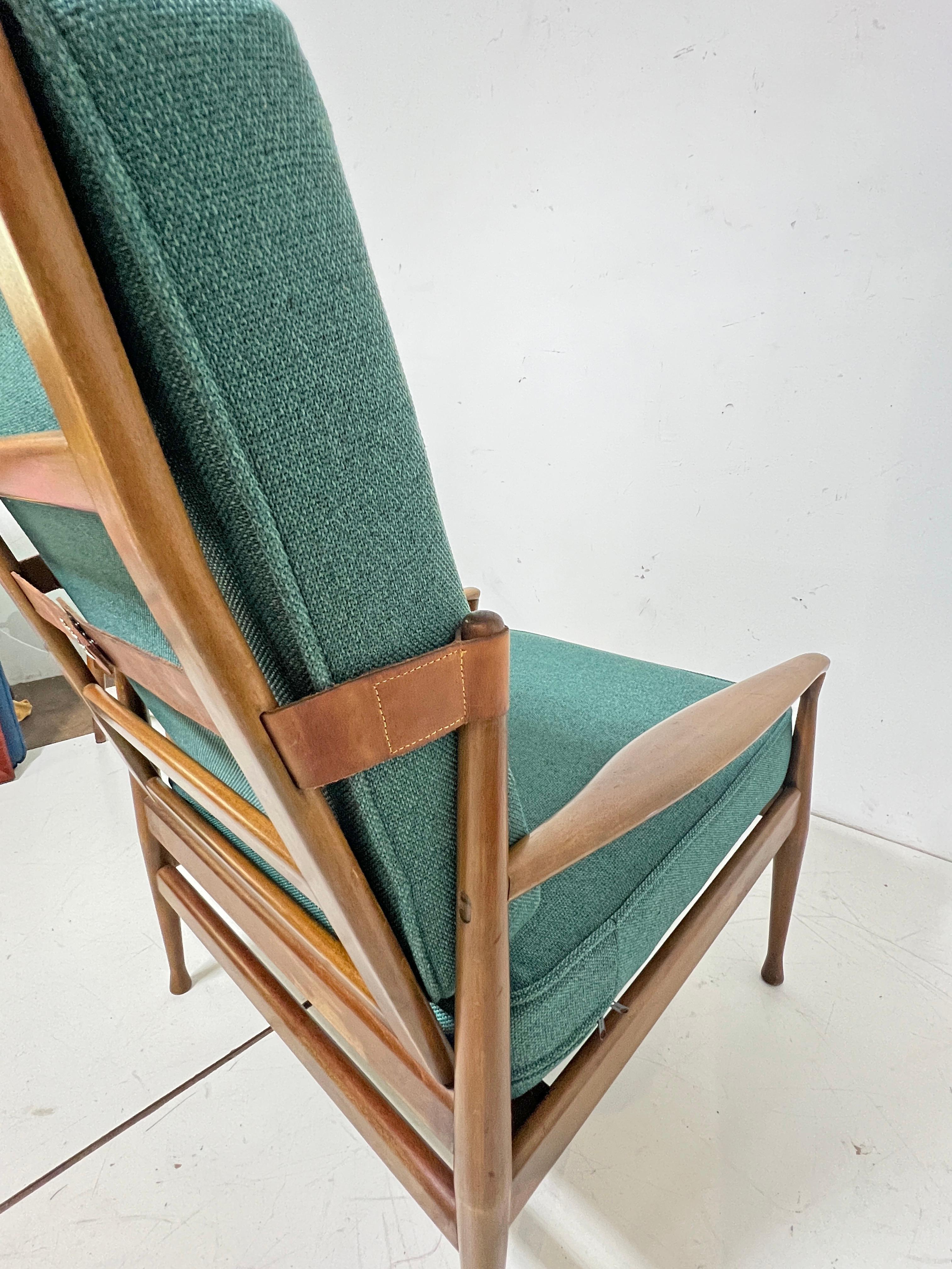 Danish Reclining Lounge Chair and Ottoman, Circa 1960s (Mitte des 20. Jahrhunderts) im Angebot
