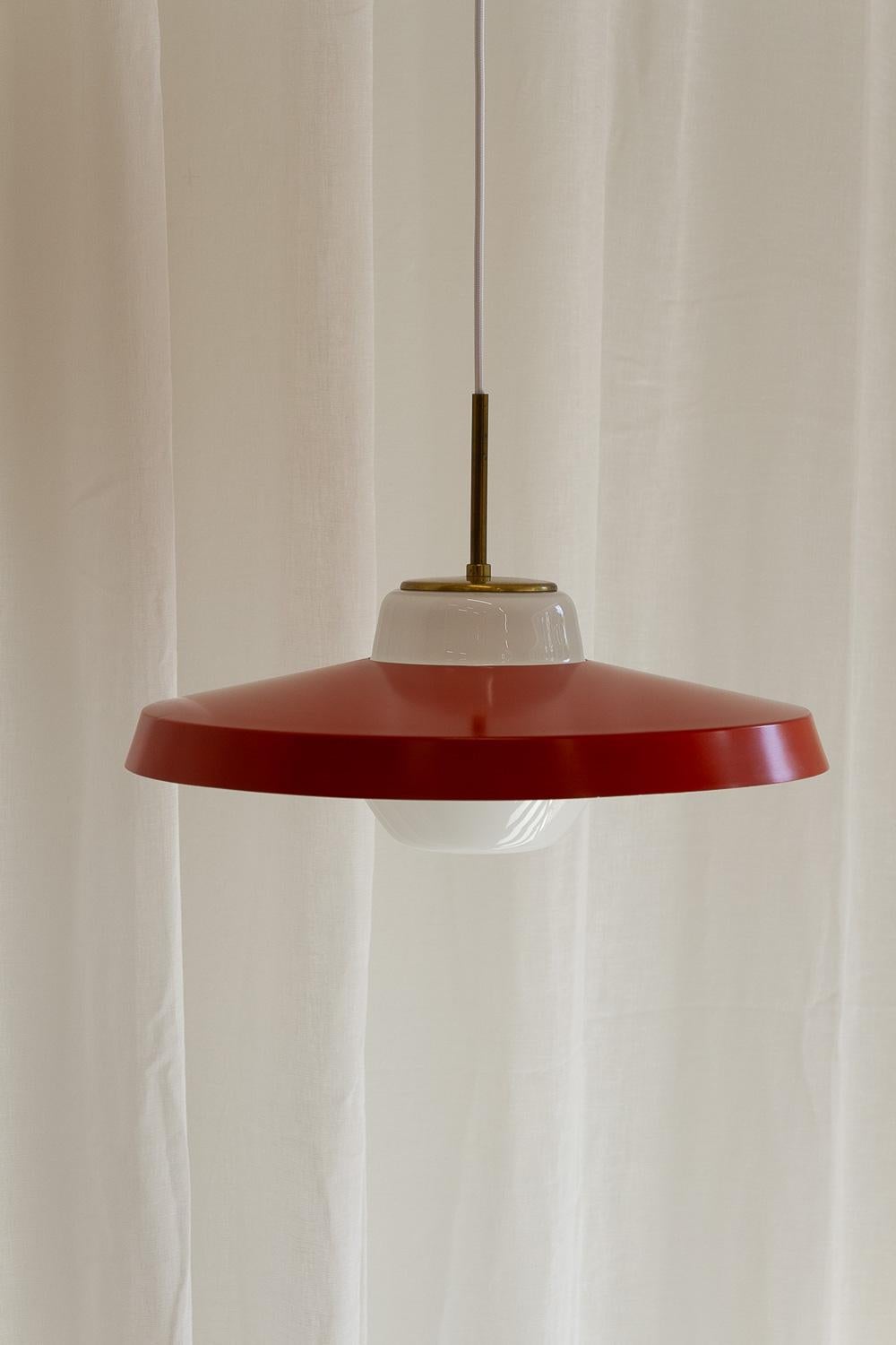 Ciondolo danese rosso e opalino di Lyfa, anni '50. in vendita 4