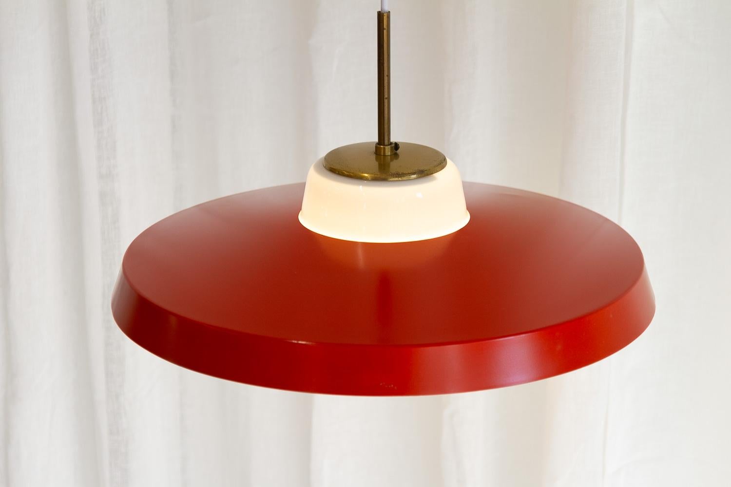 Ciondolo danese rosso e opalino di Lyfa, anni '50. in vendita 7