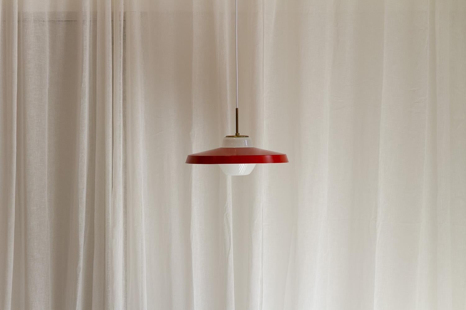 Ciondolo danese rosso e opalino di Lyfa, anni '50.

Lampada da soffitto Scandinavian Mid-Century Modern in vetro opalino bianco con top in ottone e paralume in metallo laccato rosso.

Prodotto da Lyfa, Danimarca, negli anni '50.

Questo bellissimo