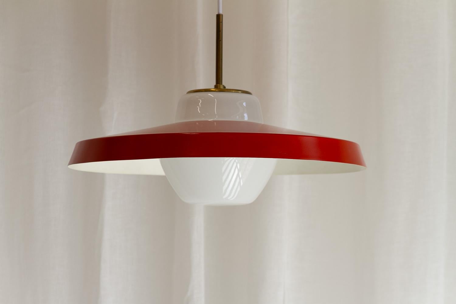 Mid-Century moderno Ciondolo danese rosso e opalino di Lyfa, anni '50. in vendita