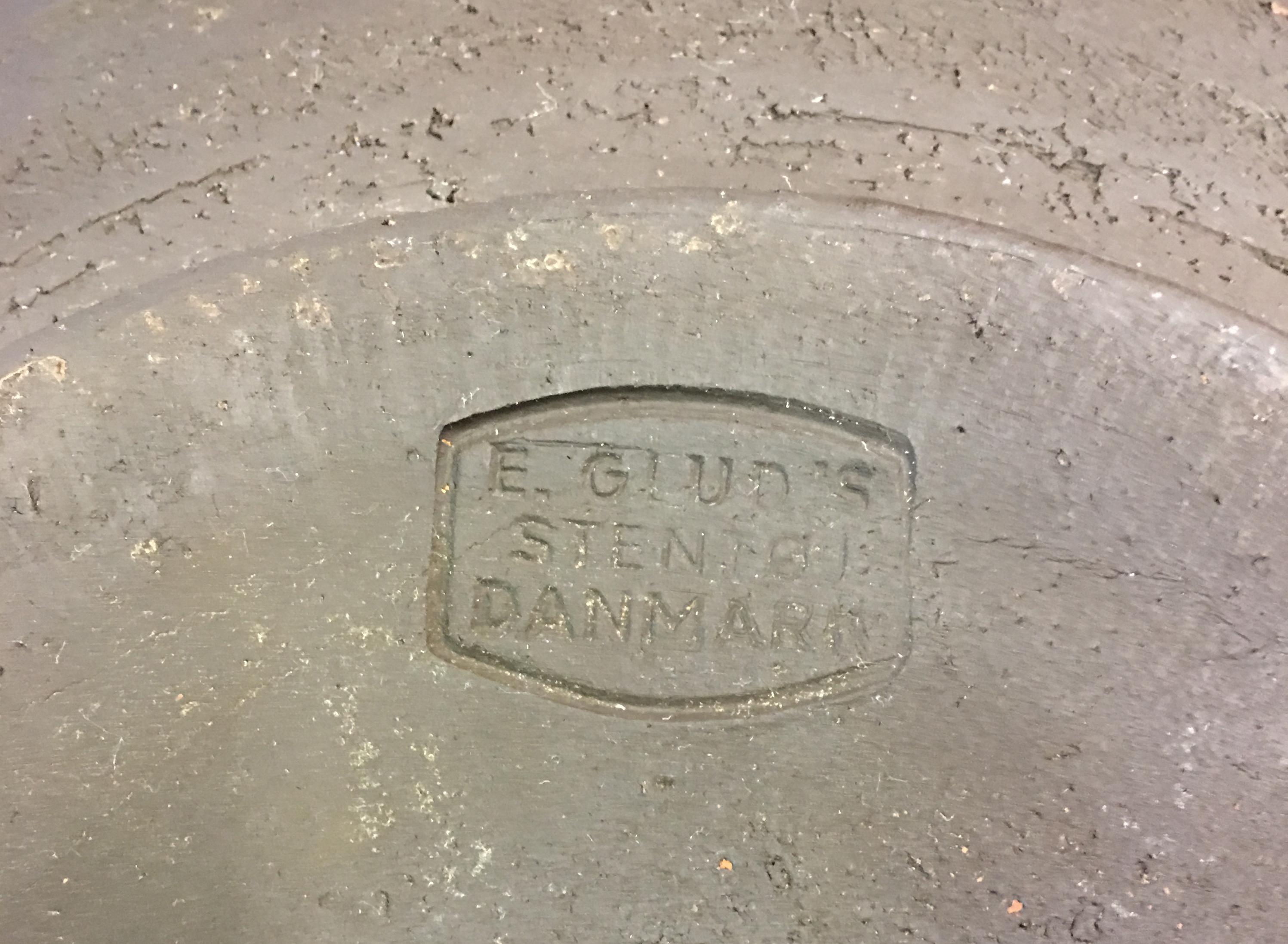 Danish Red Ceramic Bowl on Original Stand (Dänisch)