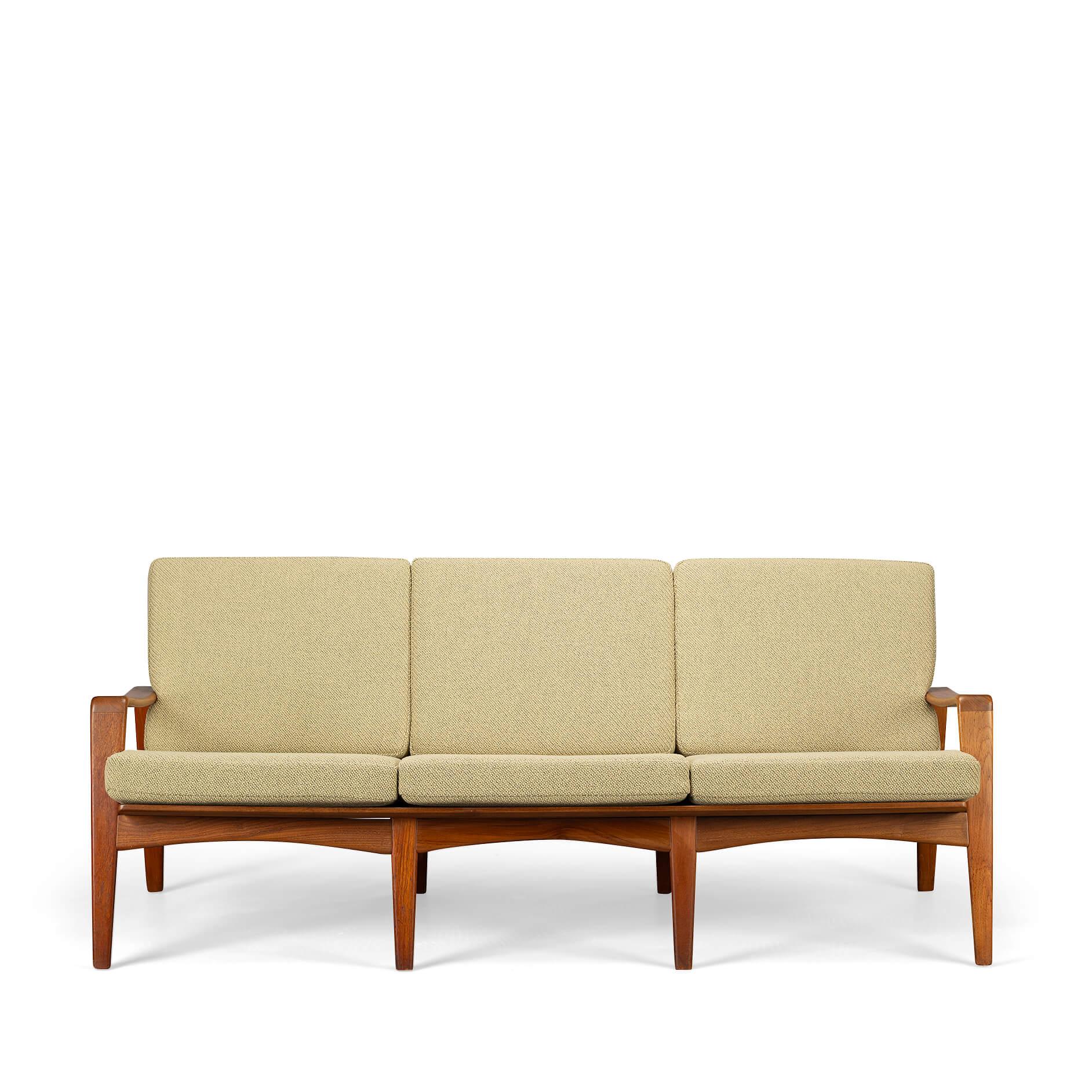 Vintage design sofa
Sofa model no. 35 designed by Arne Wahl Iversen, manufactured by Komfort, Denmark, 1960. This comfortable sofa with impressive woodwork on the back is made out of solid teak and is equipped with new upholstery. As indicated it