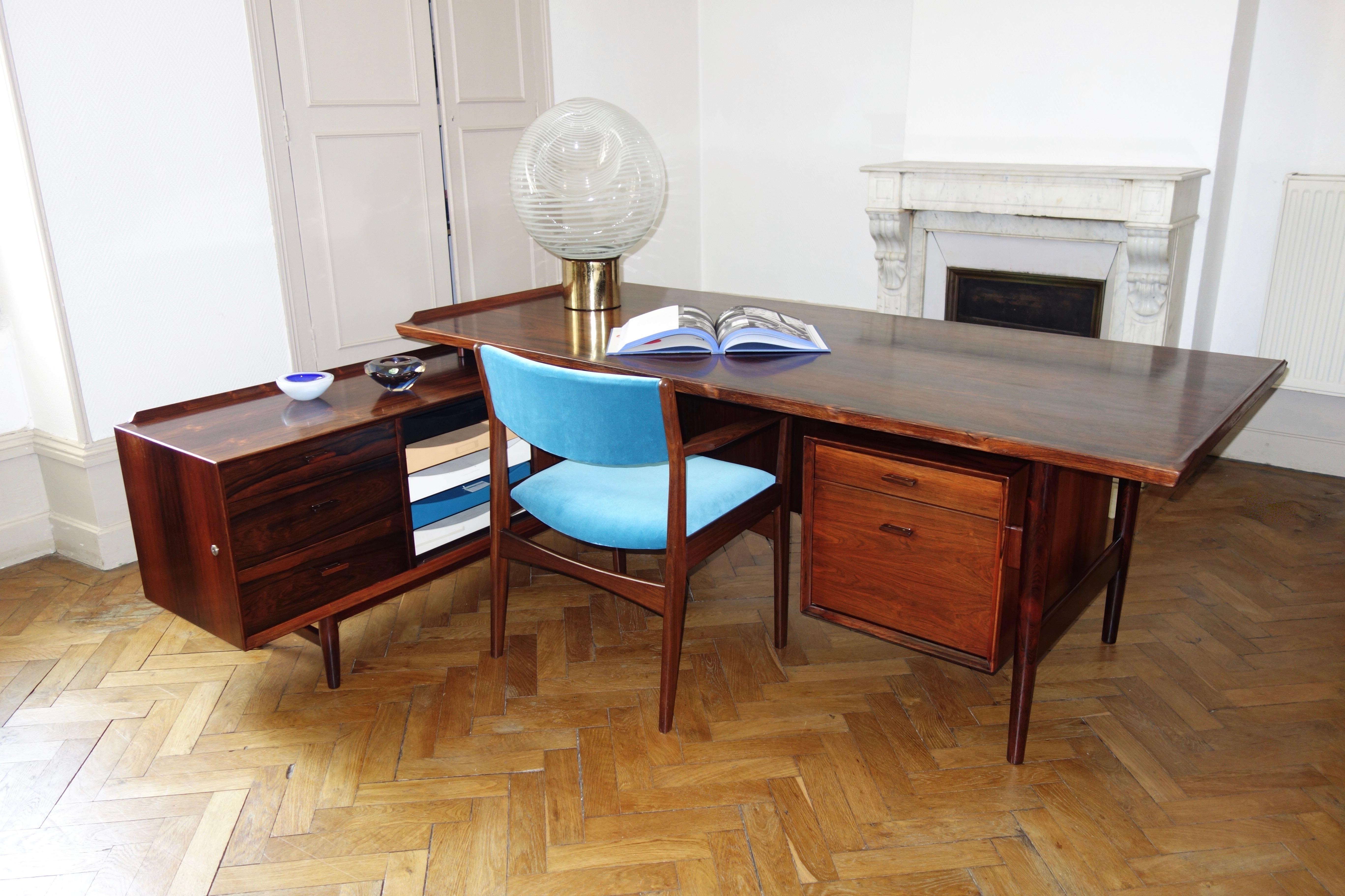 Large executive desk designed by Arne Vodder and manufactured by the Danish house Sibast in 1965. (2 control labels with all the indications and stamps present) Model 209 rosewood of Rio composed of a part enfilade on which rests the plate and a