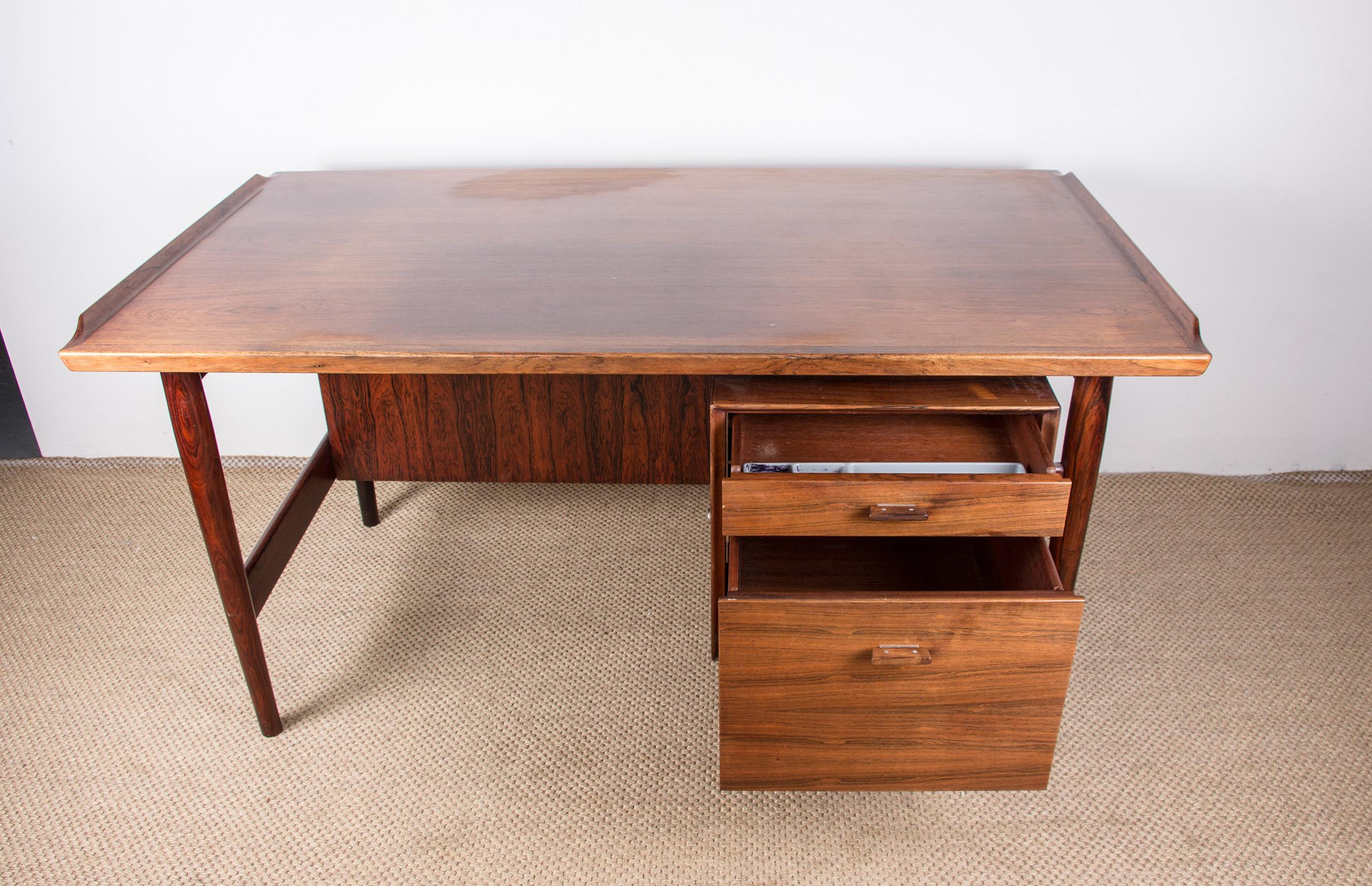 Superb Scandinavian Management desk. Very well made piece of furniture with clean and very elegant lines. A large drawer for hanging files and a small drawer on the right side, a niche at the back. This office is referenced on the website of the