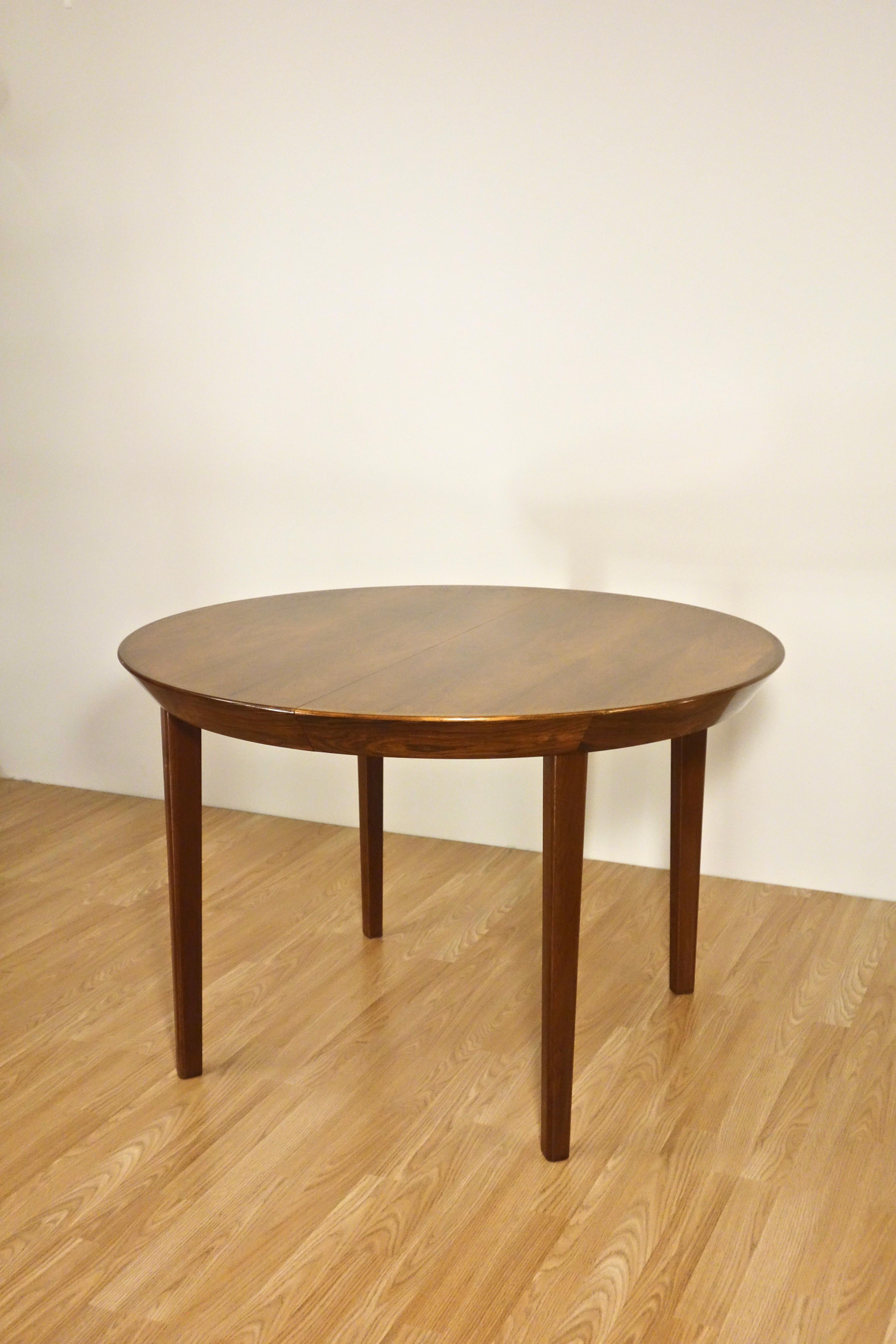 Table de salle à manger danoise en palissandre de Rio par Ole Hald pour Gudme Møbelfabrik datant des années 1960

Modèle rond se transformant en table ovale grâce à sa rallonge.
Capacité de 6 couverts.

Article restauré dans son ensemble et protégé