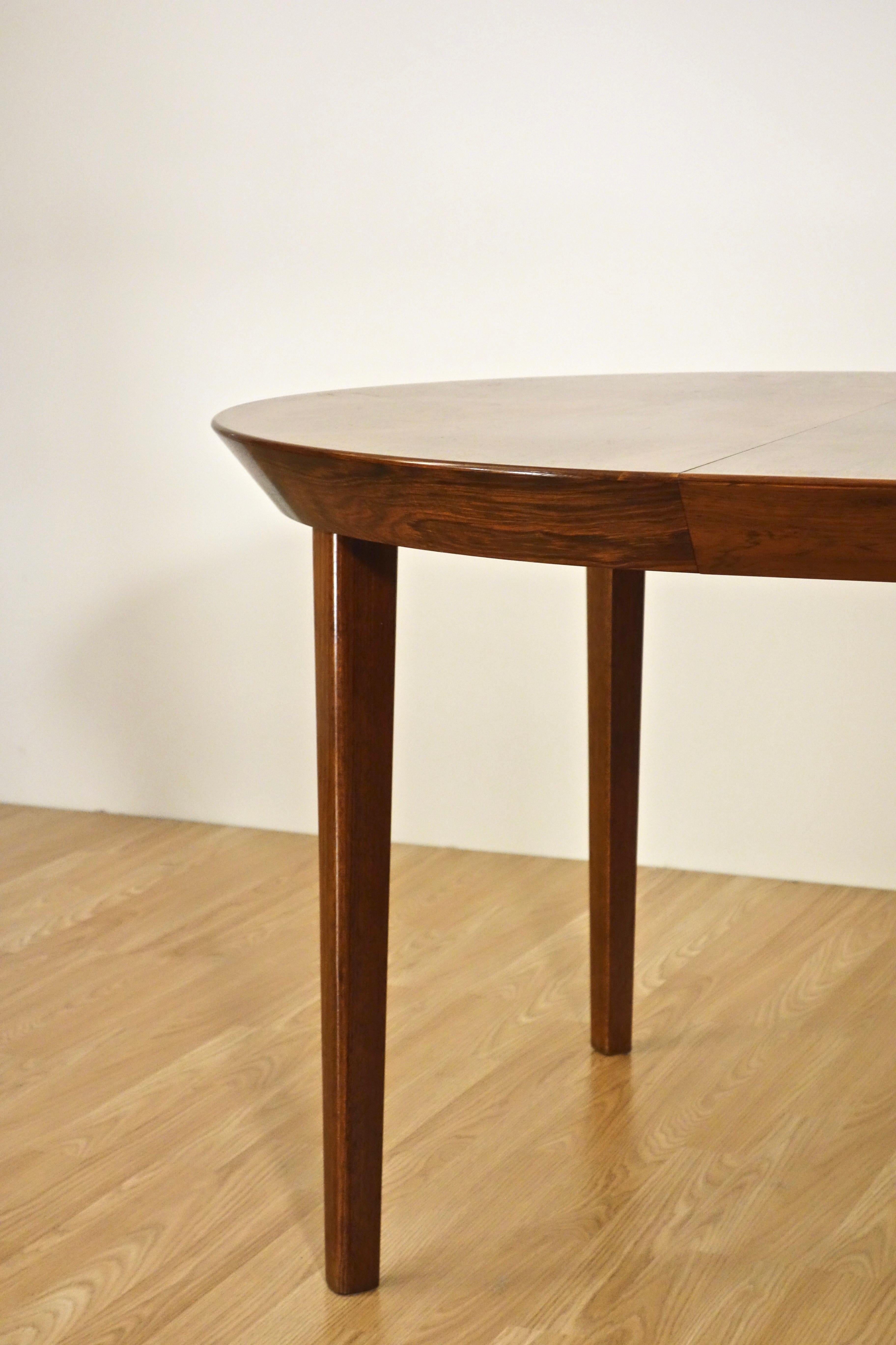 Table de salle à manger danoise en palissandre de Rio par Ole Hald pour Gudme Møbelfabrik, années 1960 en vente 1