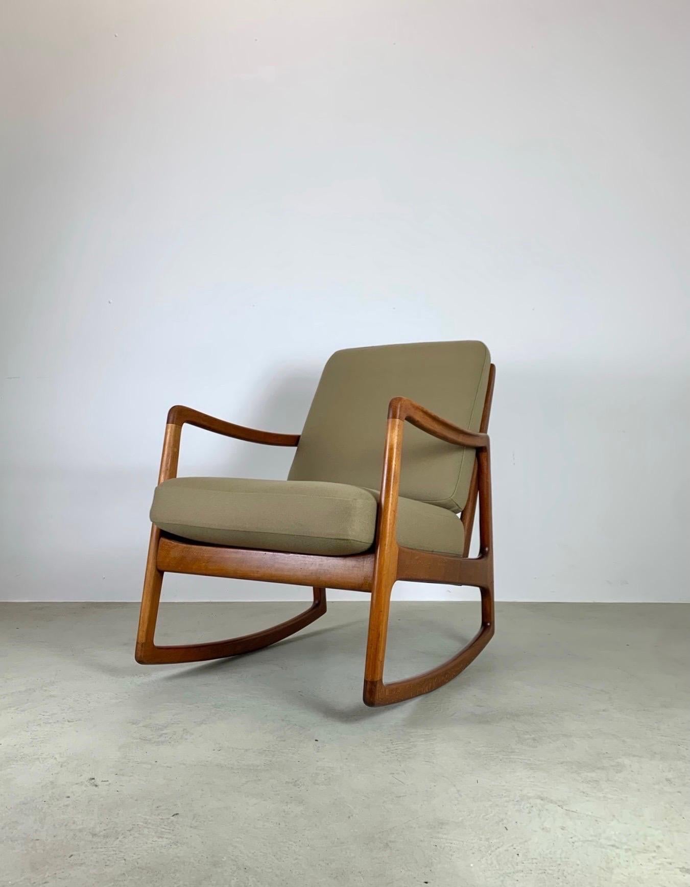 Scandinave moderne Chaise à bascule danoise par Ole Wanscher 1950s avec nouvelle tapisserie d'ameublement en vente