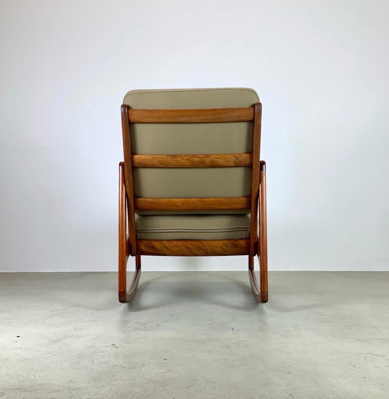 Danois Chaise à bascule danoise par Ole Wanscher 1950s avec nouvelle tapisserie d'ameublement en vente