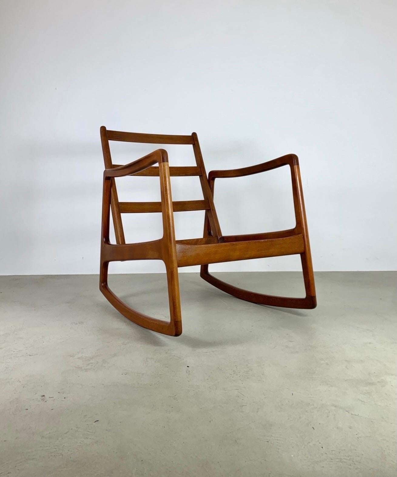 Chaise à bascule danoise par Ole Wanscher 1950s avec nouvelle tapisserie d'ameublement Bon état - En vente à St-Brais, JU