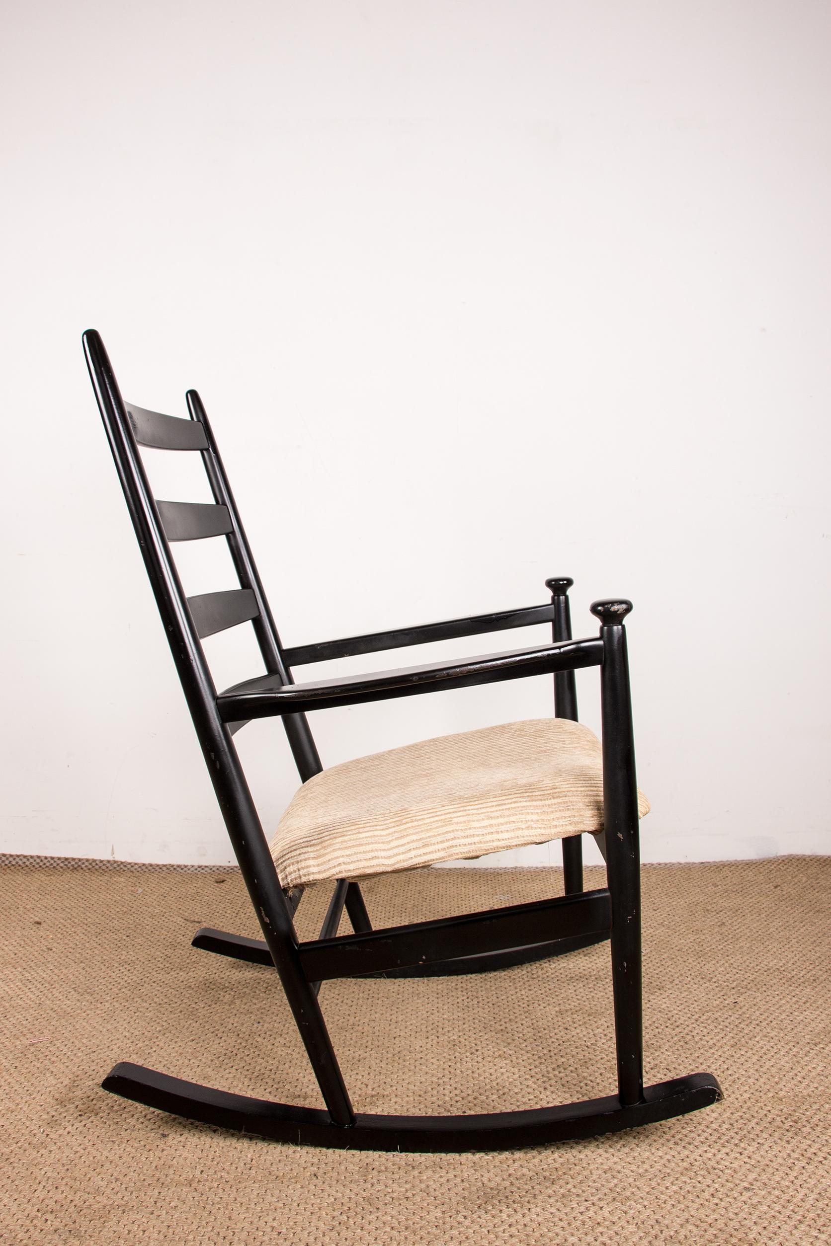 Sedia a dondolo danese, in teak laccato e tessuto modello 218, Thomas Harlev 1960 in vendita 4