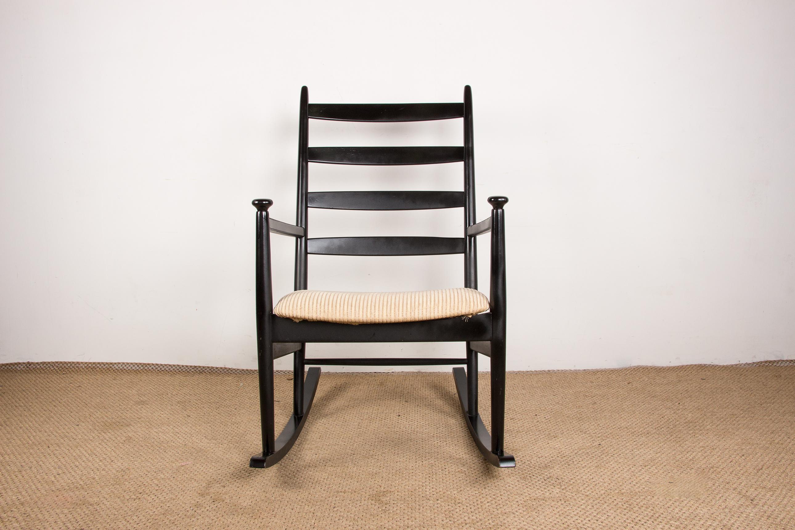 Superba sedia a dondolo scandinava. Sedia a dondolo comoda e molto elegante, due pomelli ornano i braccioli, produzione di ottima qualità.
