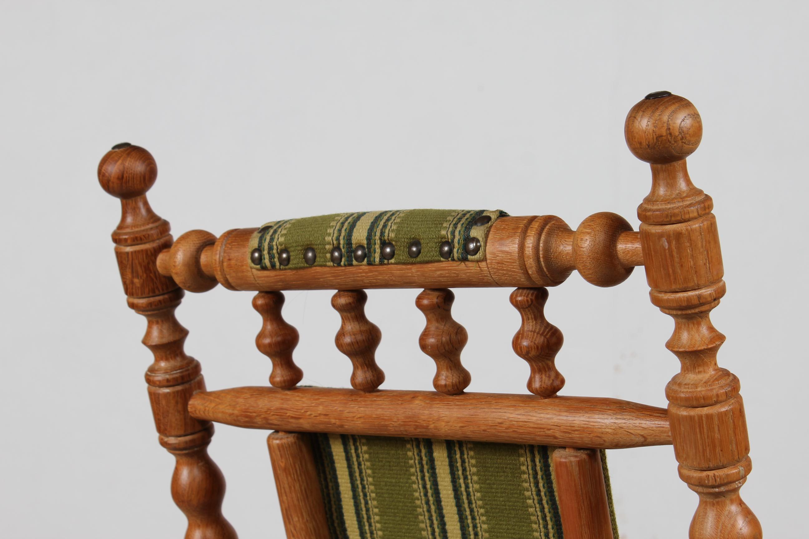 Dänischer Schaukelstuhl in der Art von Henning Kjærnulf Massiv Eiche + Wolle 1970er (Ende des 20. Jahrhunderts) im Angebot