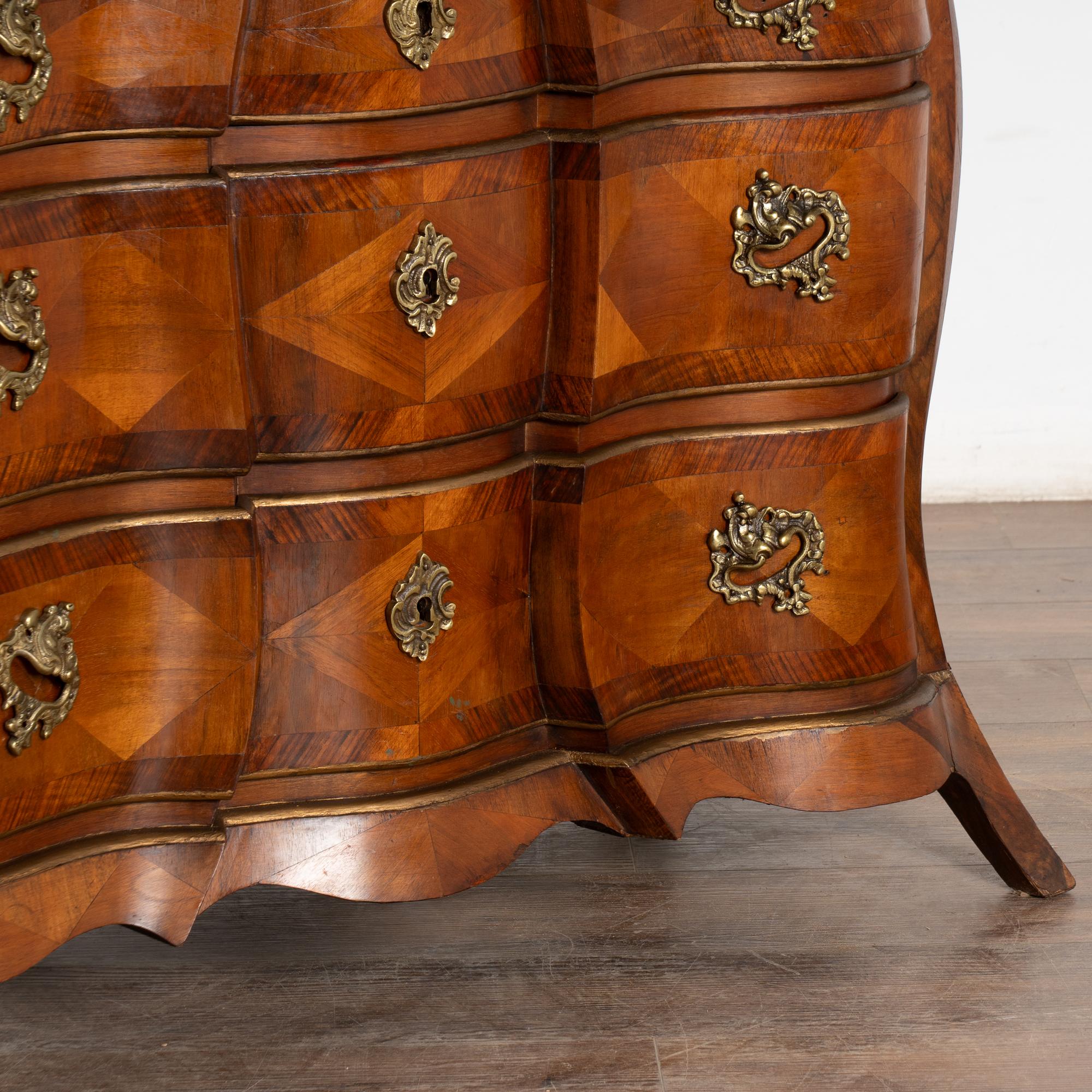Commode à trois tiroirs d'époque rococo danoise du 19ème siècle en marqueterie Bombay en vente 4
