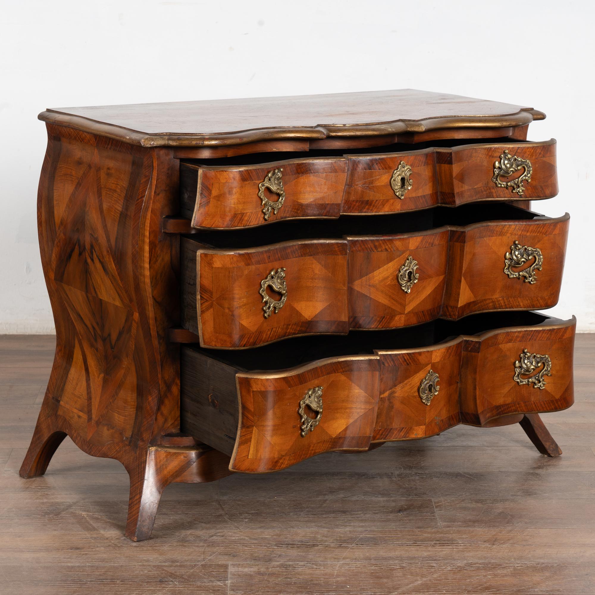 Rococo Commode à trois tiroirs d'époque rococo danoise du 19ème siècle en marqueterie Bombay en vente