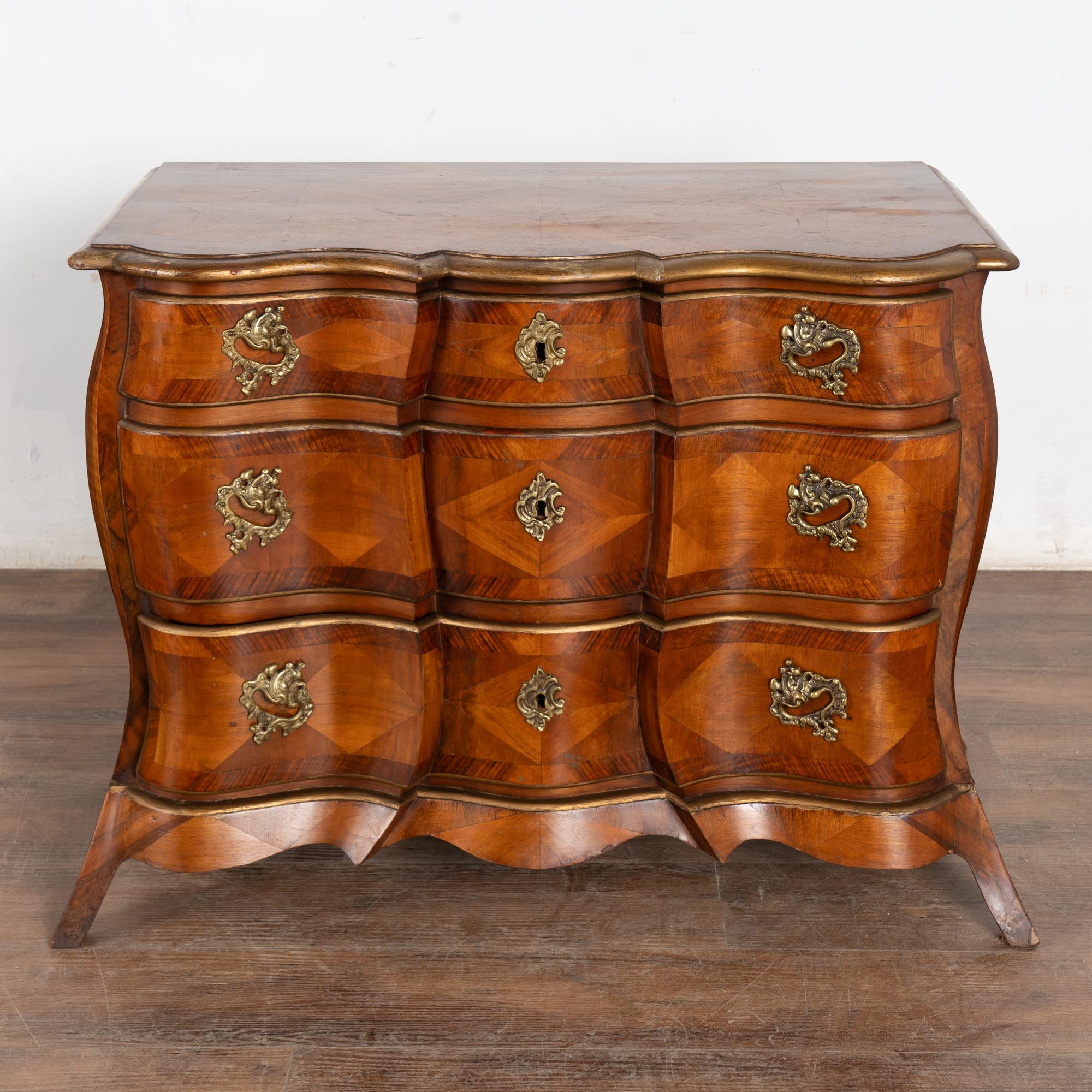 Danois Commode à trois tiroirs d'époque rococo danoise du 19ème siècle en marqueterie Bombay en vente