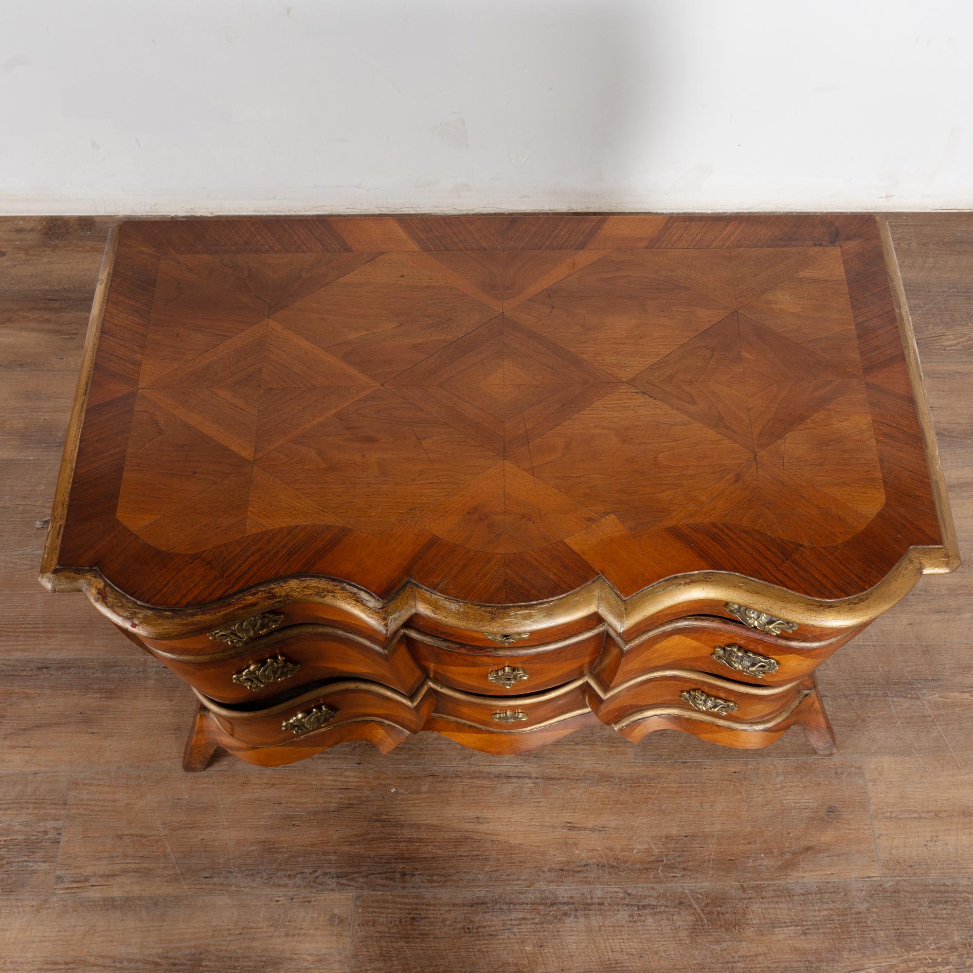 Commode à trois tiroirs d'époque rococo danoise du 19ème siècle en marqueterie Bombay Bon état - En vente à Round Top, TX