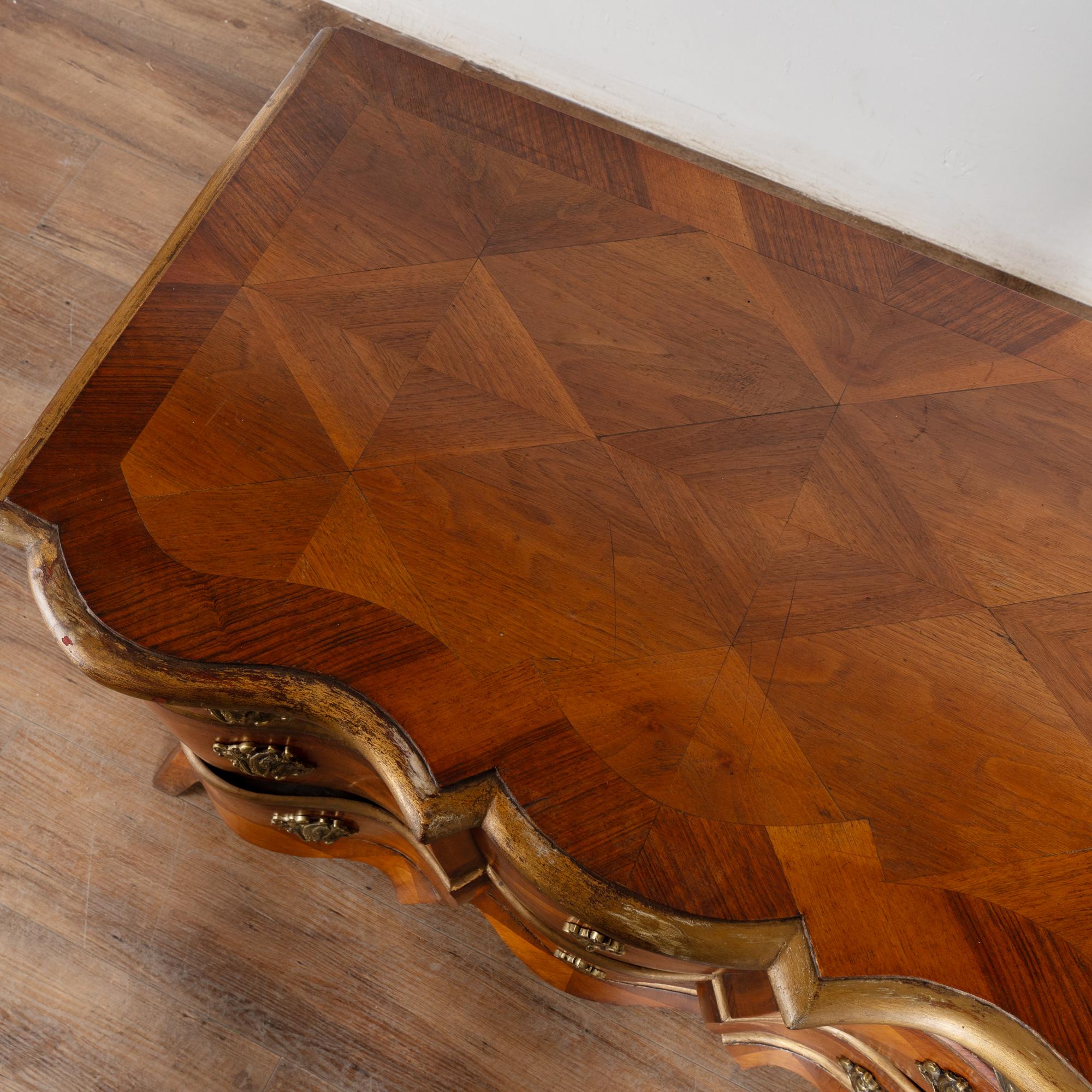 XIXe siècle Commode à trois tiroirs d'époque rococo danoise du 19ème siècle en marqueterie Bombay en vente