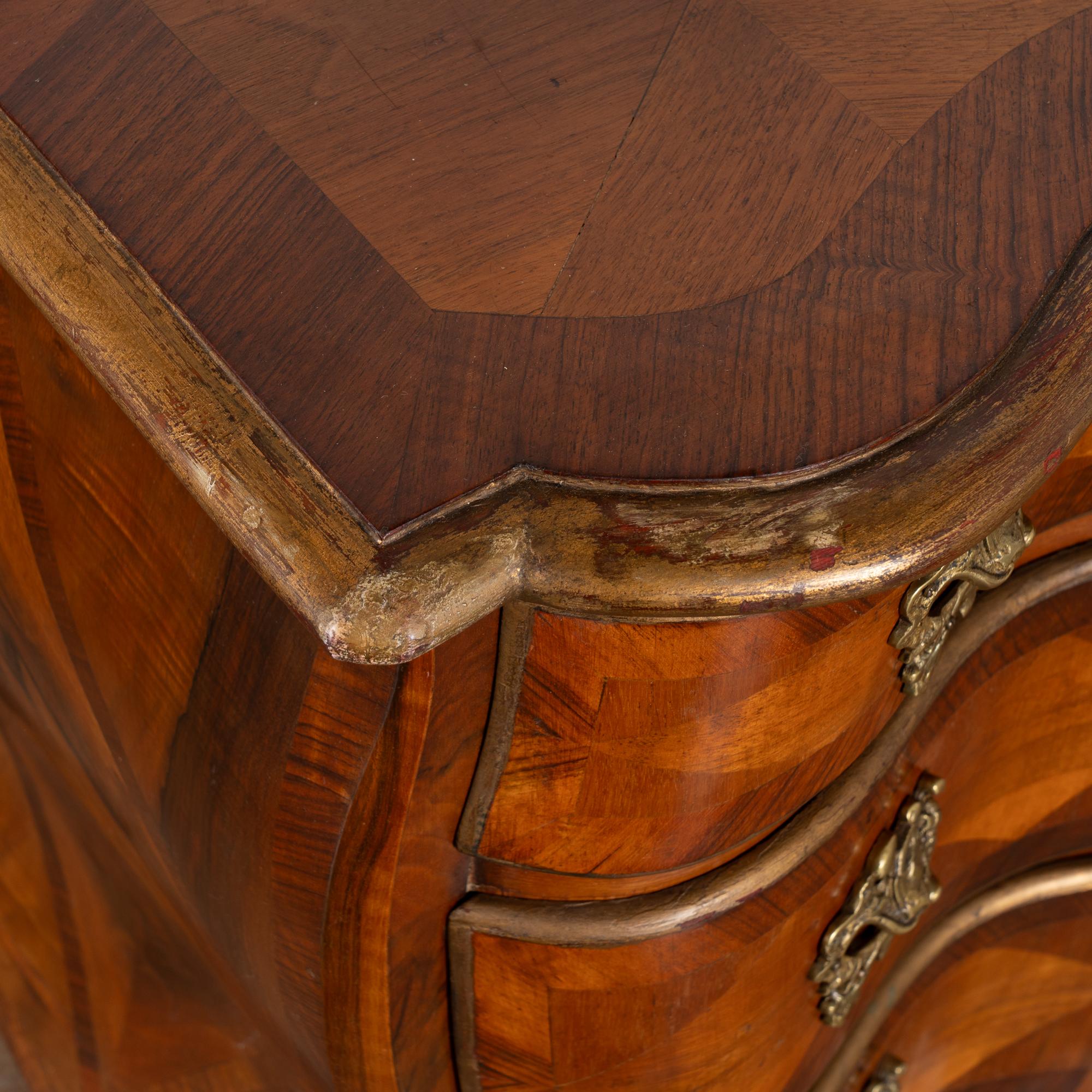 Commode à trois tiroirs d'époque rococo danoise du 19ème siècle en marqueterie Bombay en vente 1