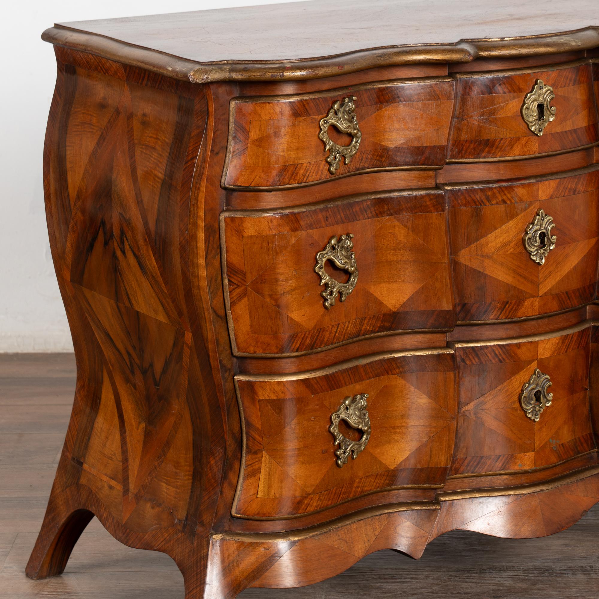 Commode à trois tiroirs d'époque rococo danoise du 19ème siècle en marqueterie Bombay en vente 2