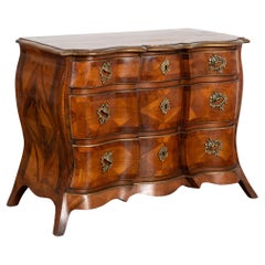 Cómoda de tres cajones con marquetería de Bombay del periodo rococó danés del siglo XIX