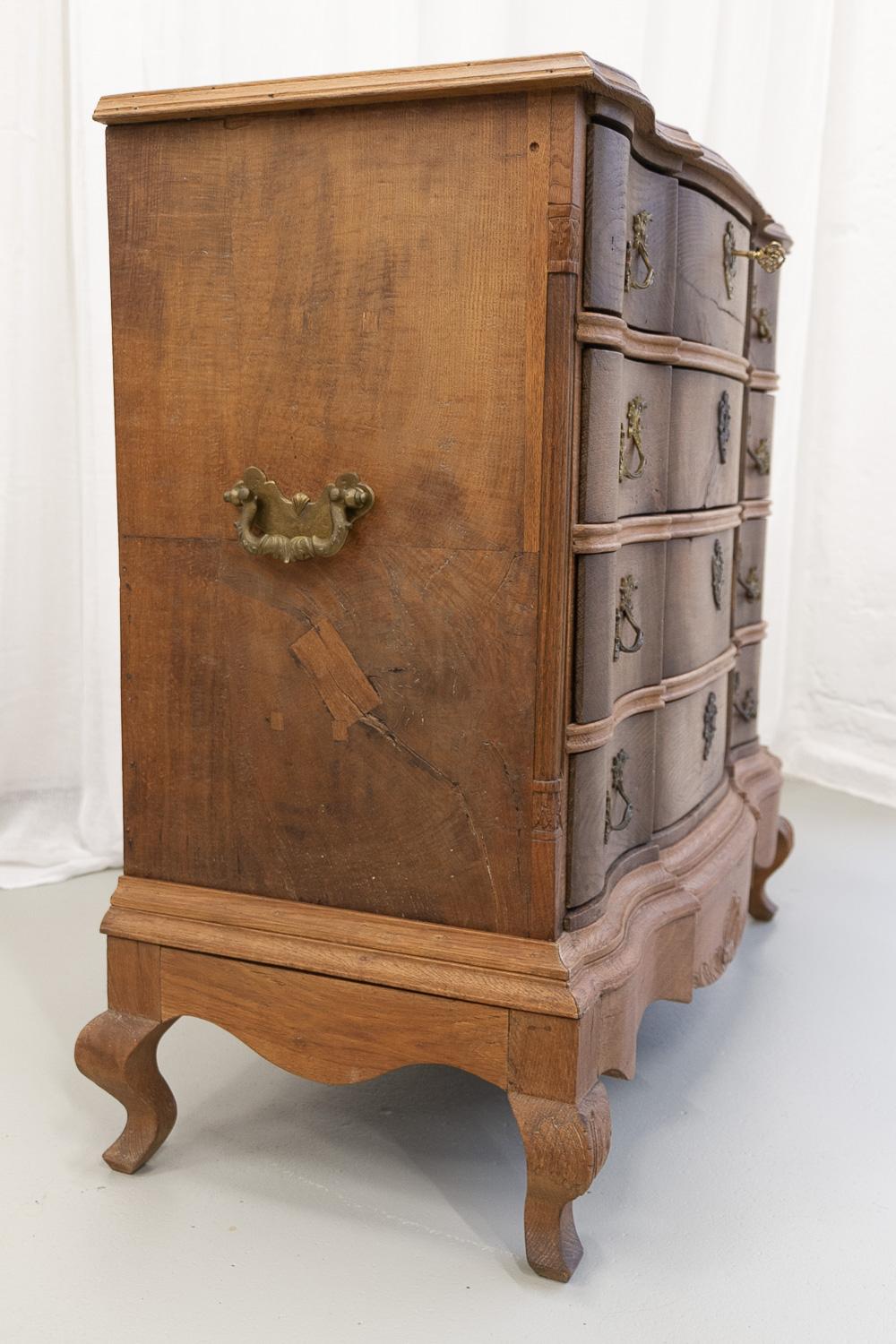 Cassettiera rococò danese in rovere serpeggiante, 1780. in vendita 3