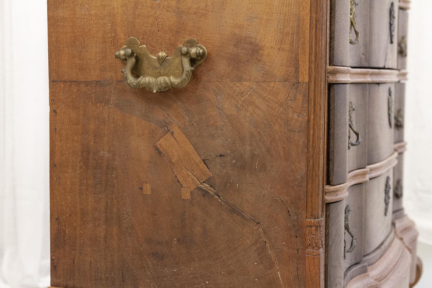 Cassettiera rococò danese in rovere serpeggiante, 1780. in vendita 4