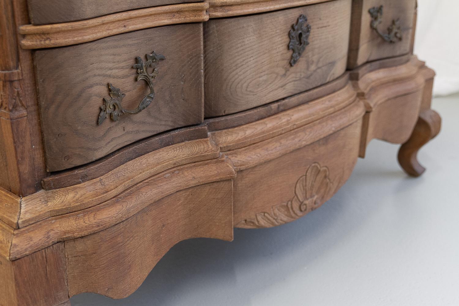 Cassettiera rococò danese in rovere serpeggiante, 1780. in vendita 5