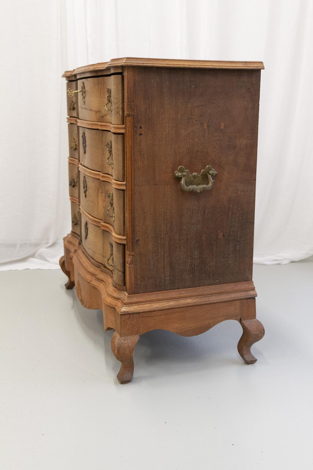 Cassettiera rococò danese in rovere serpeggiante, 1780. in vendita 6