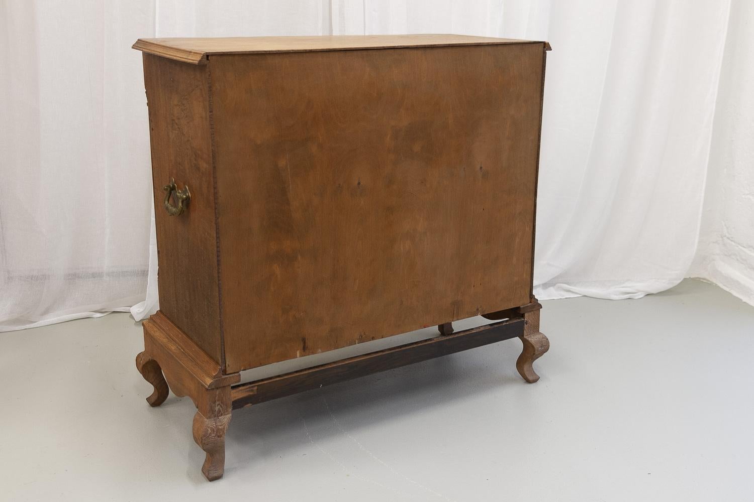 Cassettiera rococò danese in rovere serpeggiante, 1780. in vendita 7
