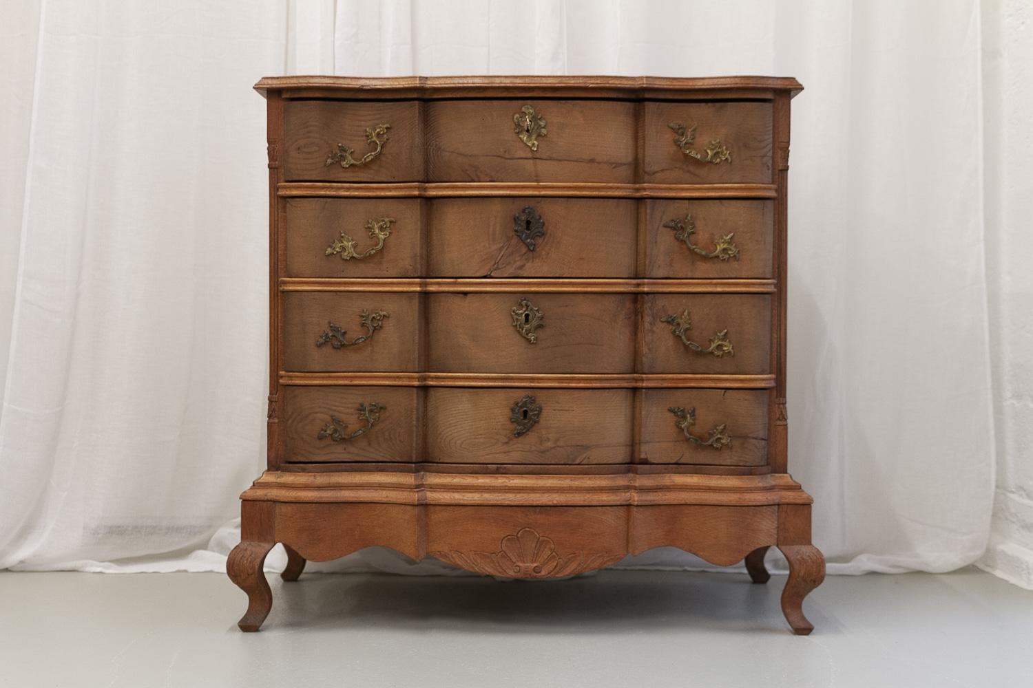 Cassettiera rococò danese in rovere serpeggiante, 1780. in vendita 8
