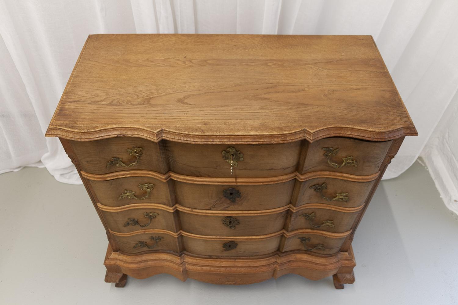 Cassettiera rococò danese in rovere serpeggiante, 1780. In condizioni buone in vendita a Asaa, DK