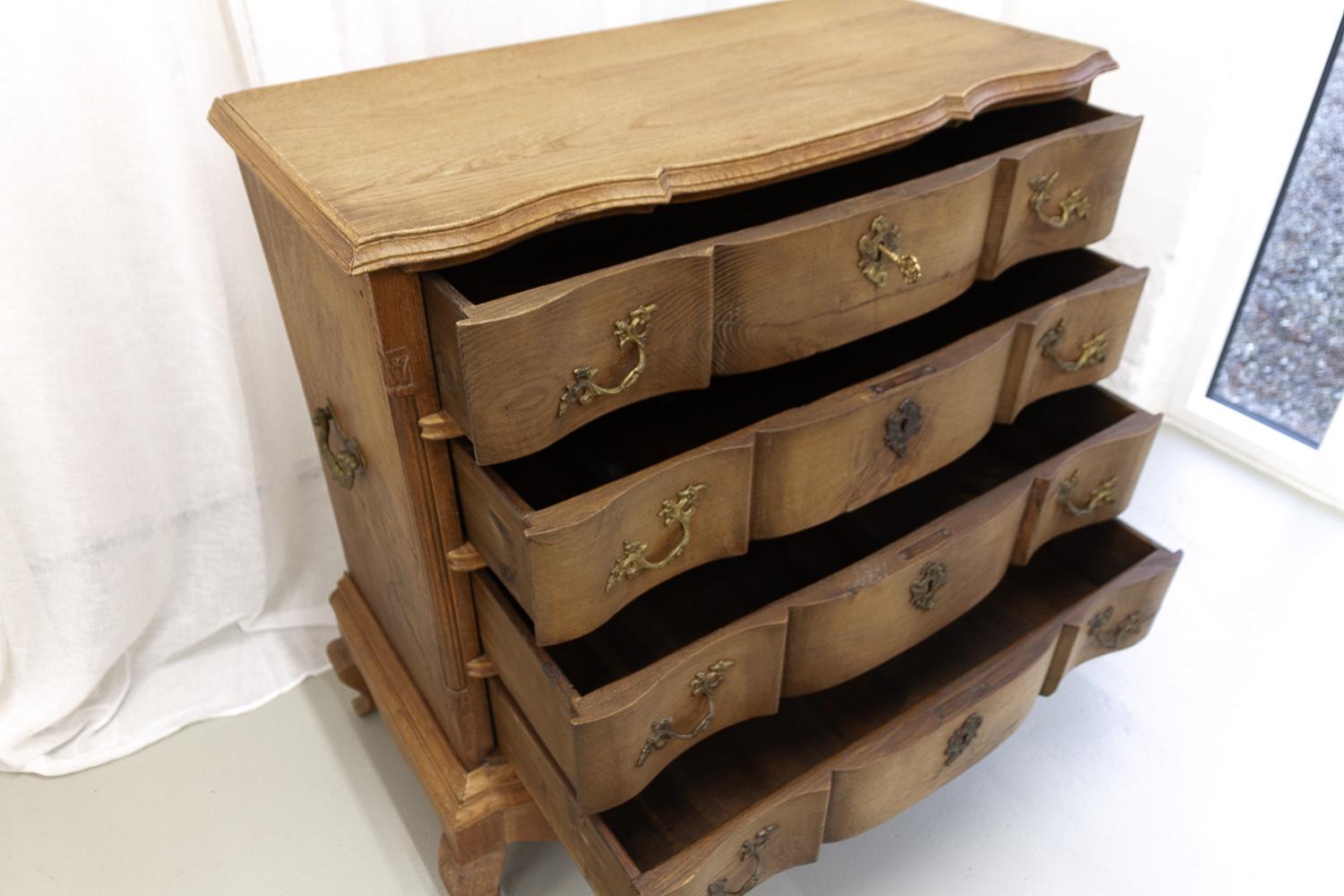 Quercia Cassettiera rococò danese in rovere serpeggiante, 1780. in vendita
