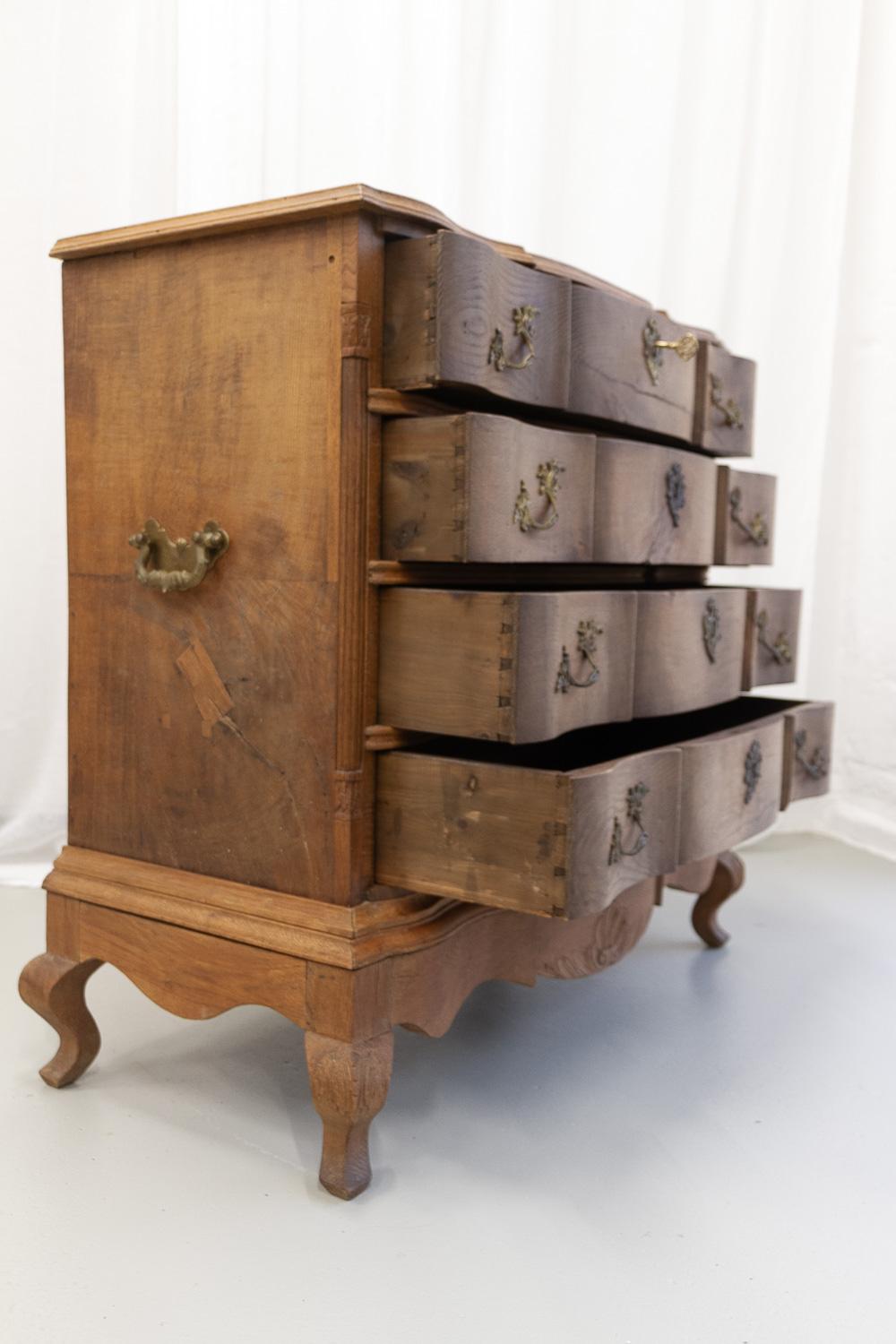 Cassettiera rococò danese in rovere serpeggiante, 1780. in vendita 2