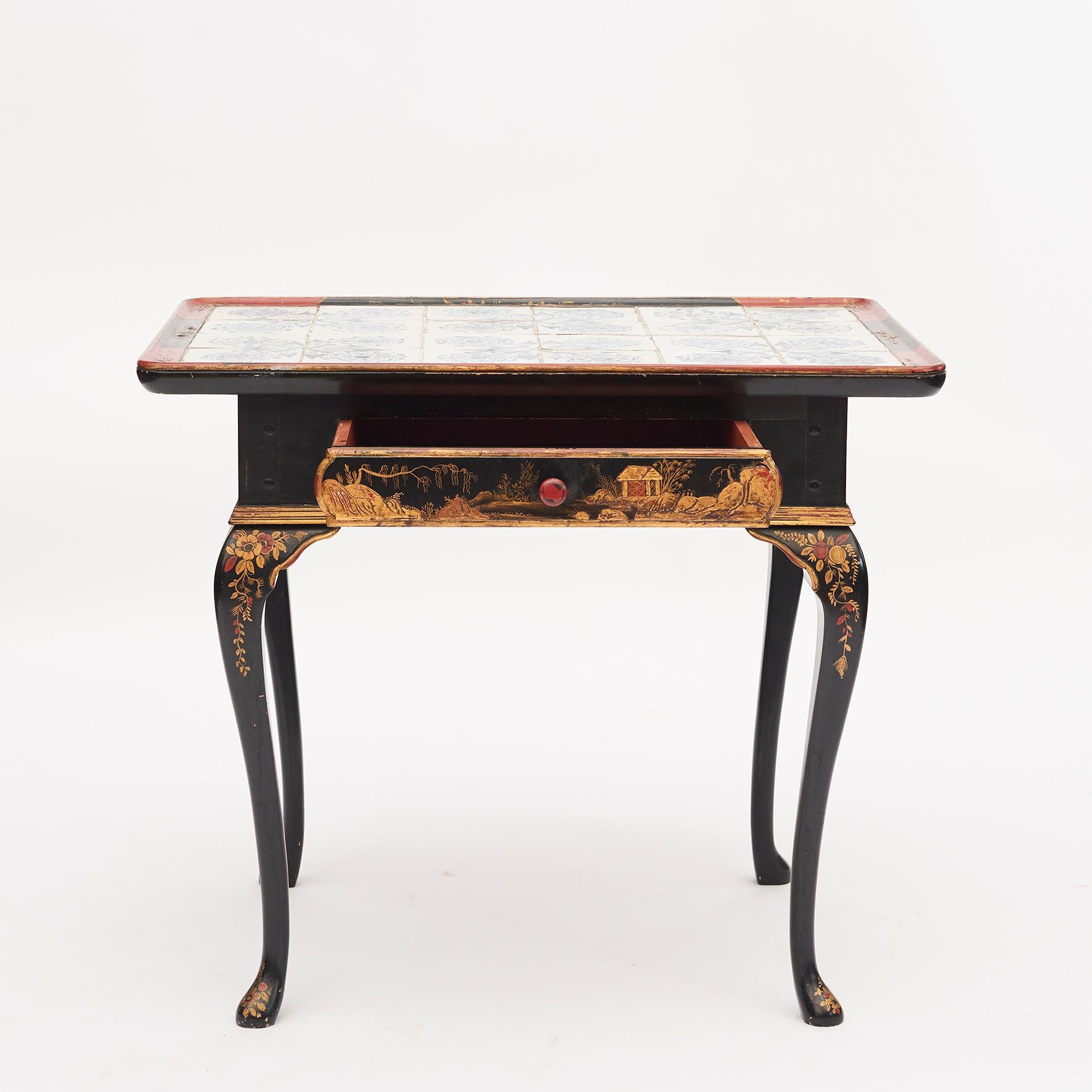 Rococo table decorated with tiles in blue decorations.
Restored mid-19th century. Painted and decorated with Chinese motifs.
Denmark approx. 1770 and 1870.