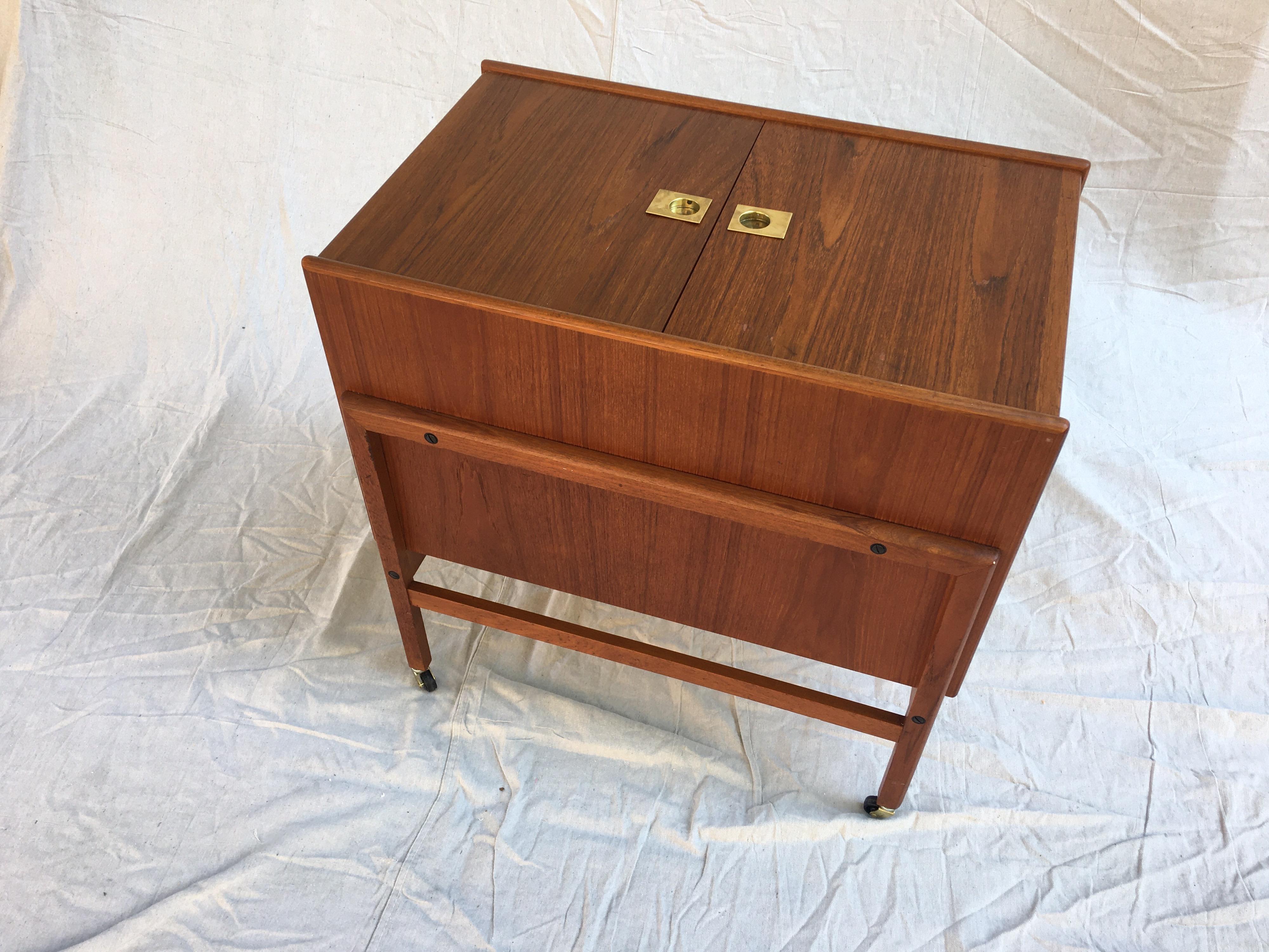 Mid-Century Modern Danish Rolling Bar Cabinet in the Style of Arne Vodder