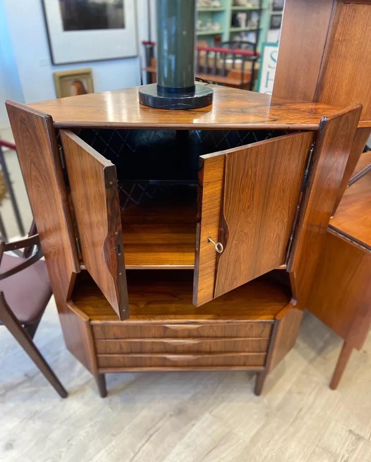 Mid-Century moderno Bar angolare danese in palissandro anni '60 di Omann Jun in vendita